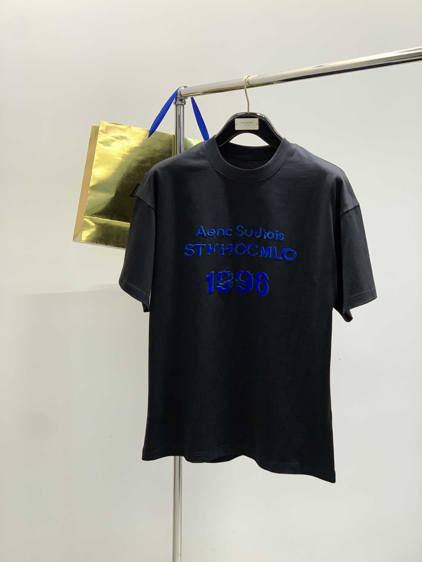 ，Acne Studios 瑞典时尚品牌，2025夏季最新款，时尚休闲圆领短袖T恤，官网专柜同步有售，原