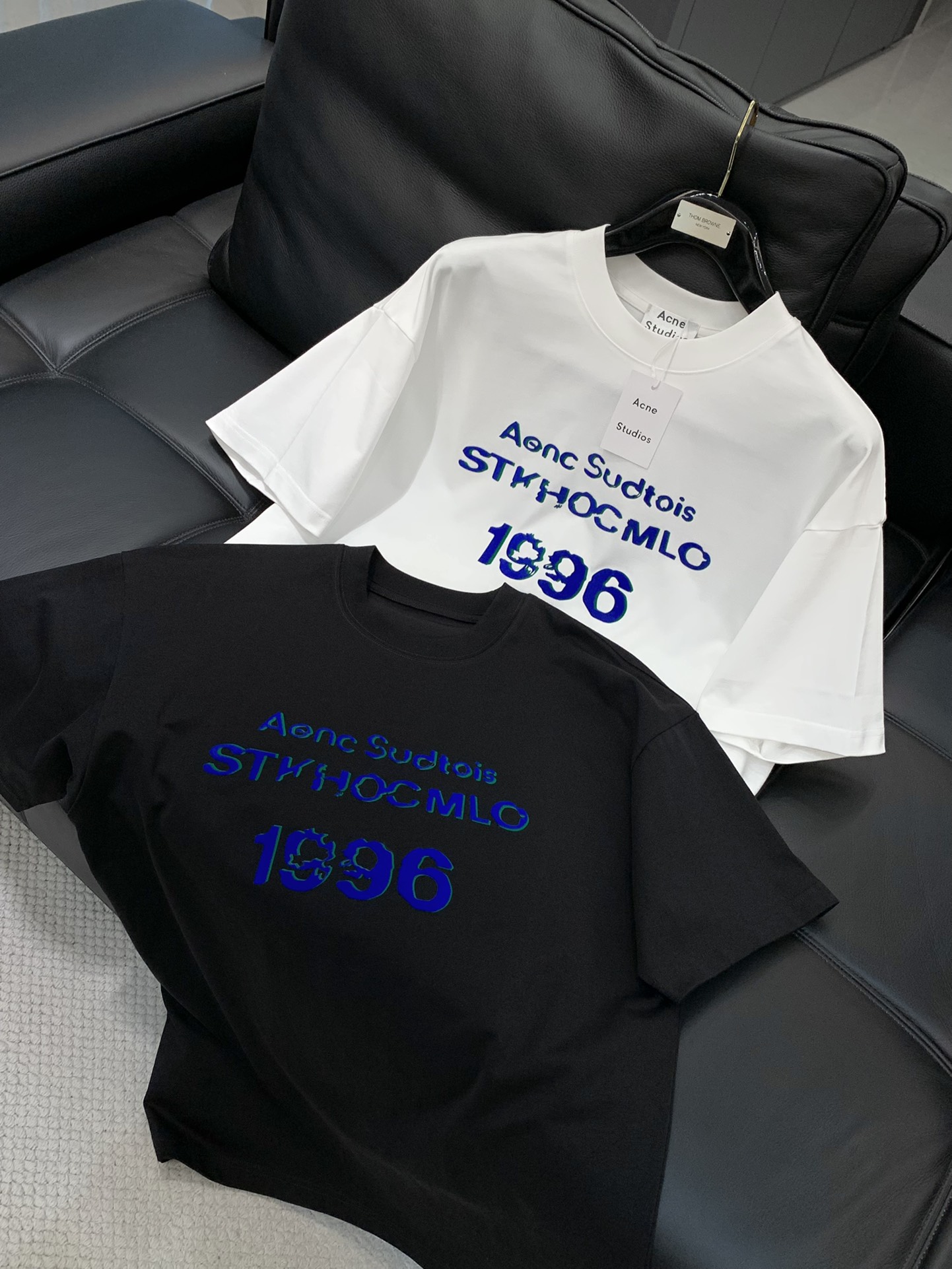 ，Acne Studios 瑞典时尚品牌，2025夏季最新款，时尚休闲圆领短袖T恤，官网专柜同步有售，原
