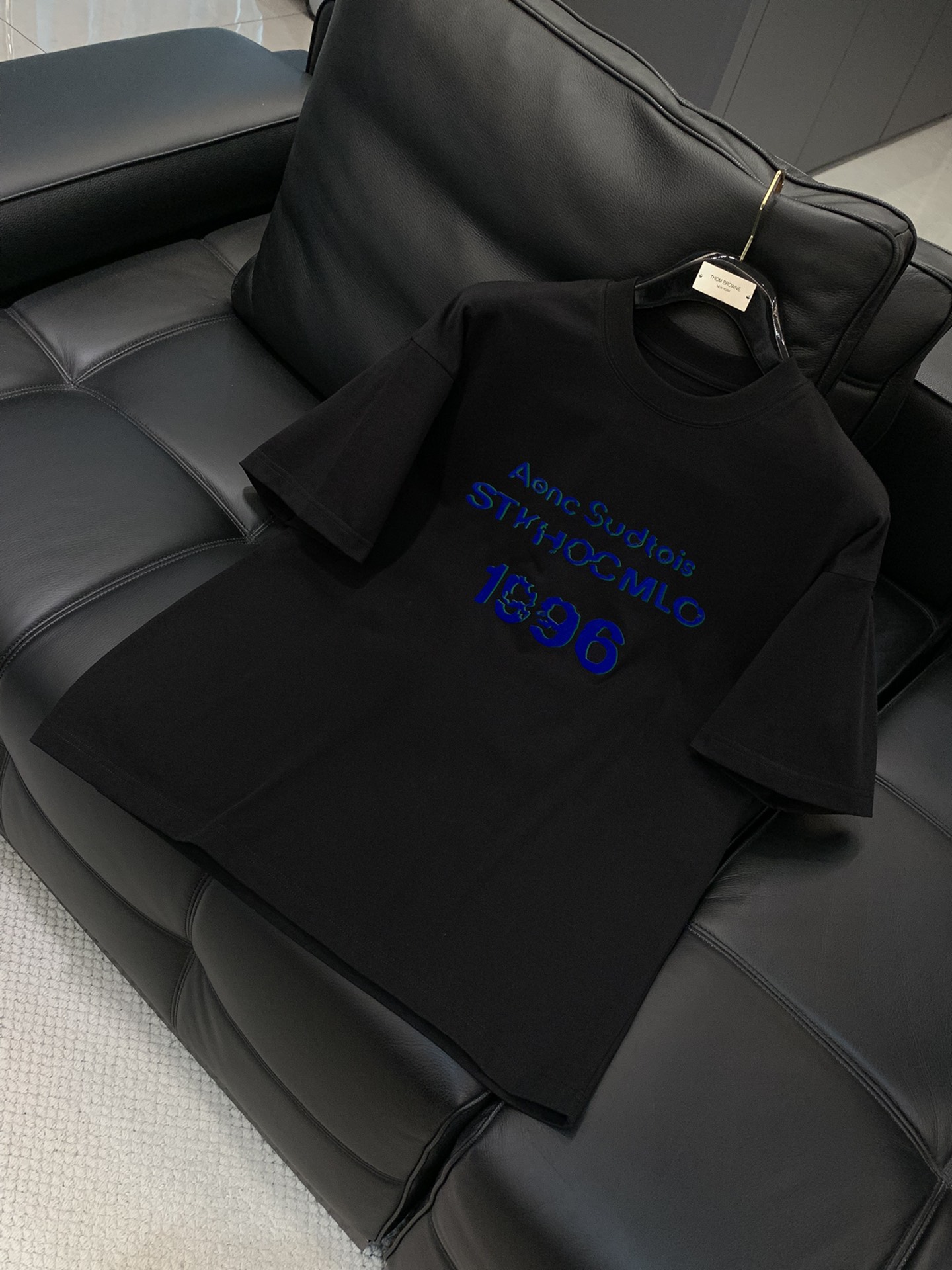 ，Acne Studios 瑞典时尚品牌，2025夏季最新款，时尚休闲圆领短袖T恤，官网专柜同步有售，原