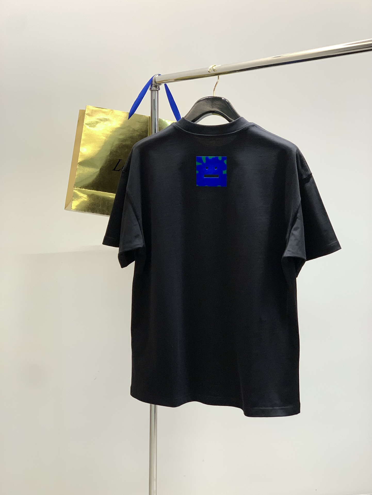 ，Acne Studios 瑞典时尚品牌，2025夏季最新款，时尚休闲圆领短袖T恤，官网专柜同步有售，原