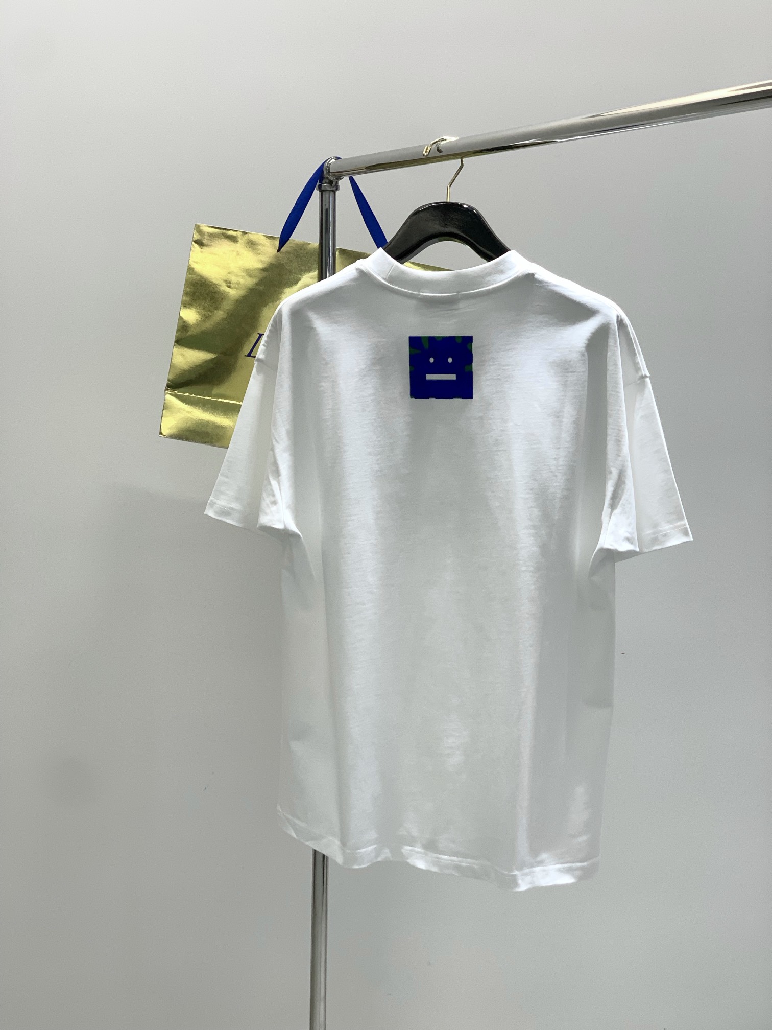 ，Acne Studios 瑞典时尚品牌，2025夏季最新款，时尚休闲圆领短袖T恤，官网专柜同步有售，原