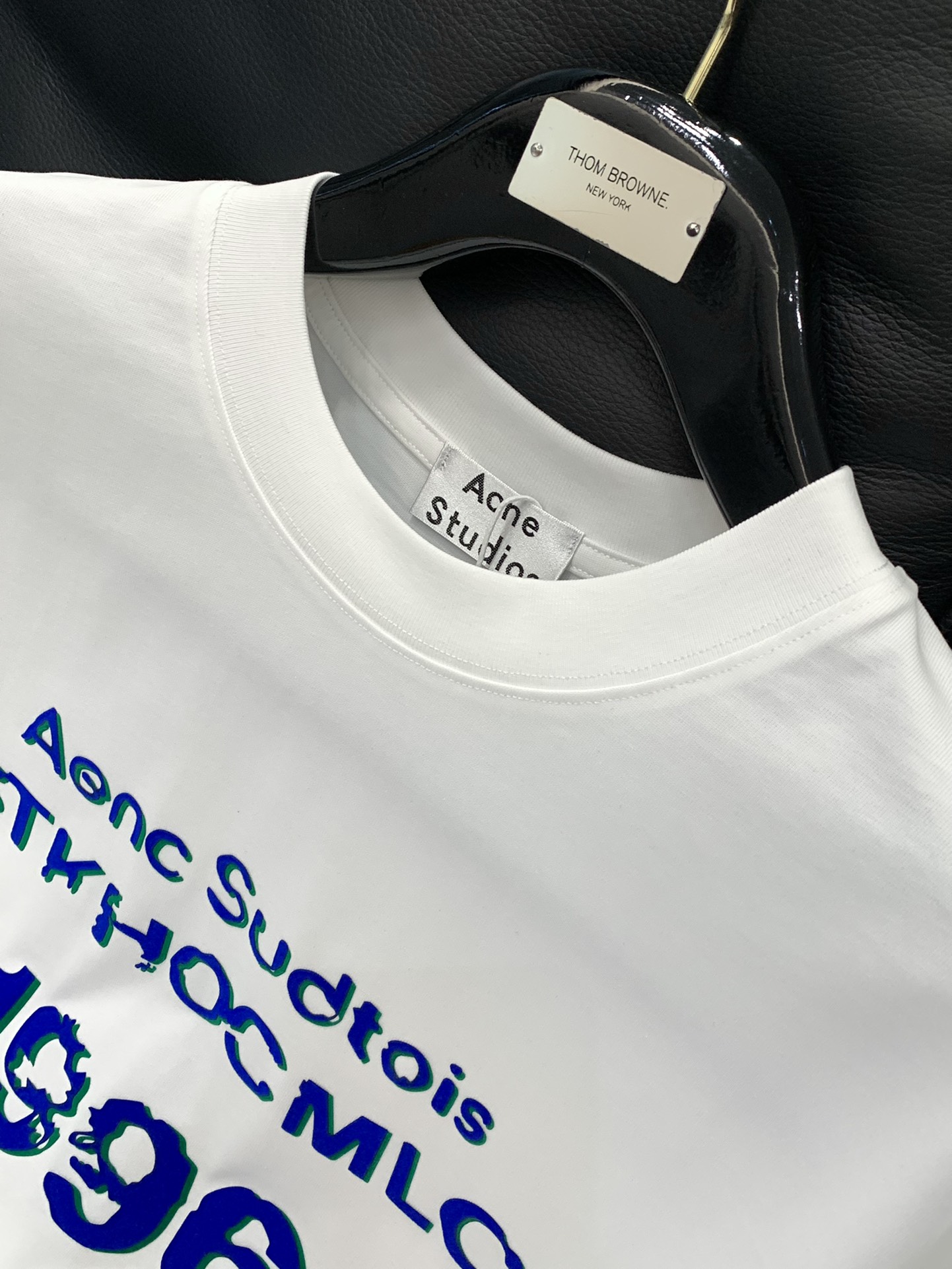 ，Acne Studios 瑞典时尚品牌，2025夏季最新款，时尚休闲圆领短袖T恤，官网专柜同步有售，原