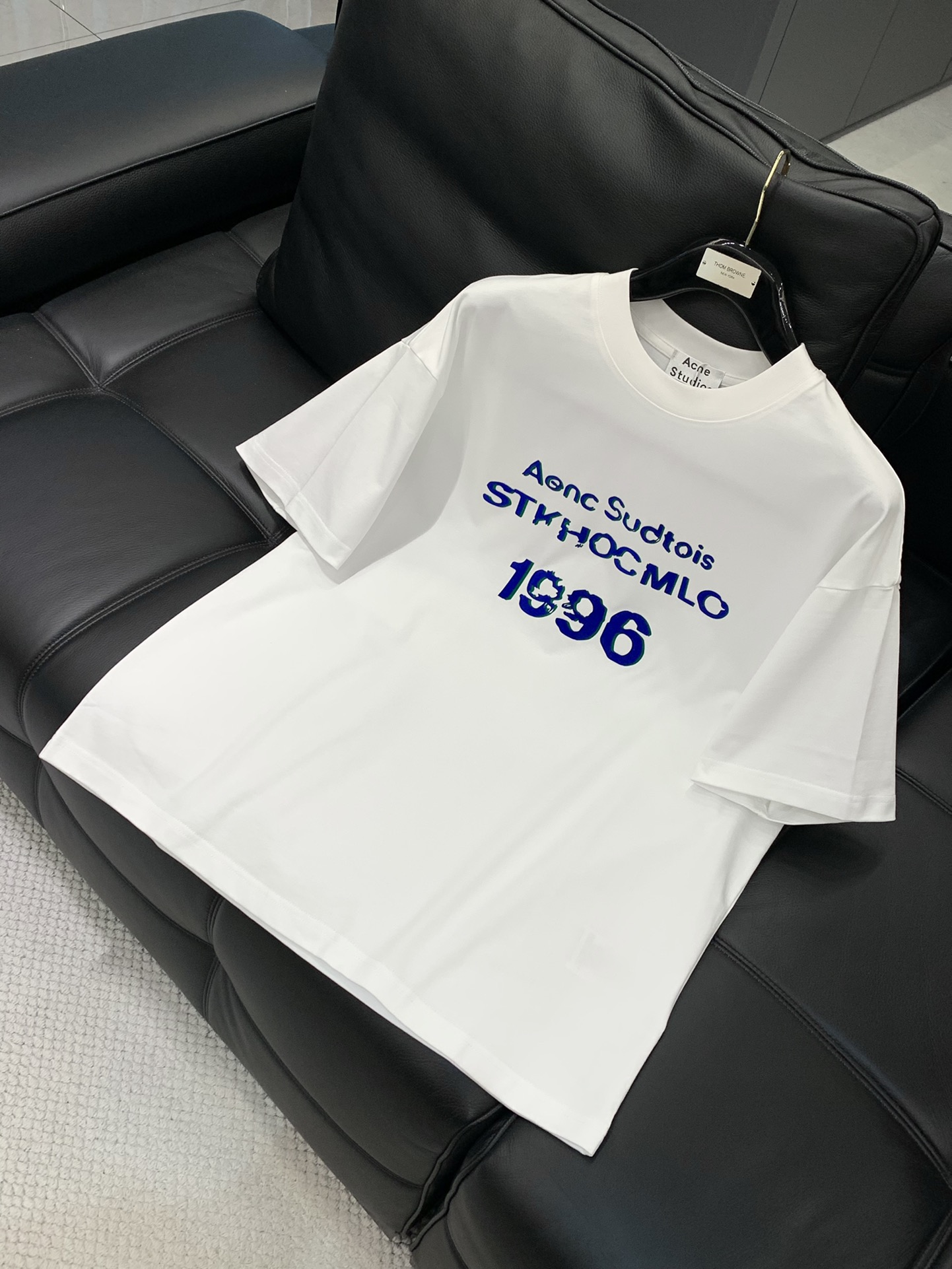 ，Acne Studios 瑞典时尚品牌，2025夏季最新款，时尚休闲圆领短袖T恤，官网专柜同步有售，原