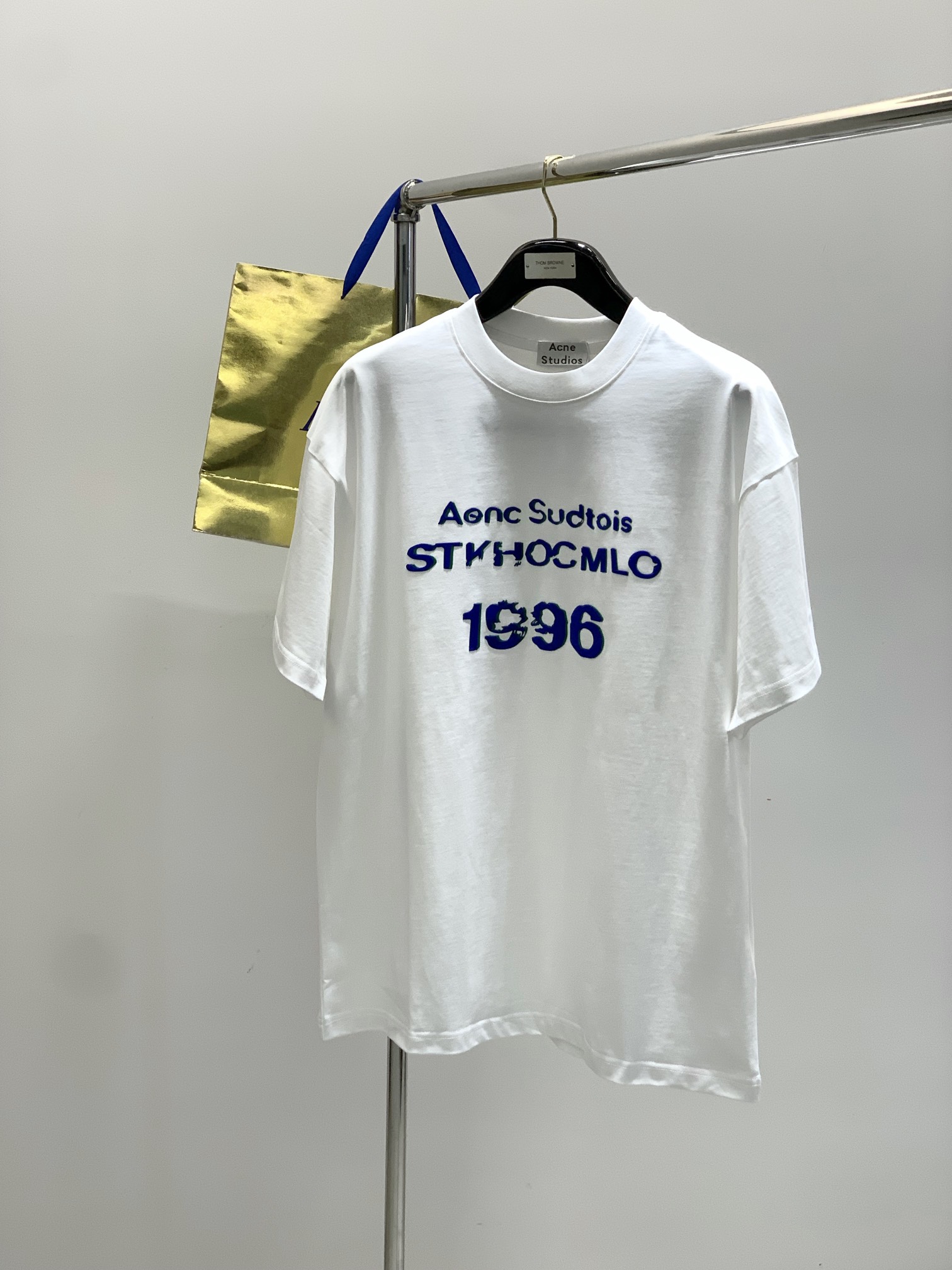 ，Acne Studios 瑞典时尚品牌，2025夏季最新款，时尚休闲圆领短袖T恤，官网专柜同步有售，原