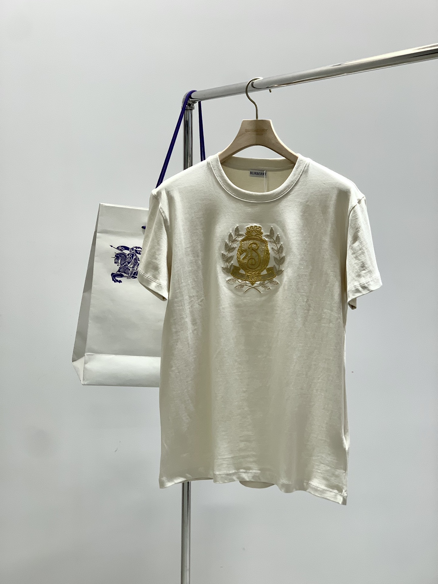 NO:446907,,Burberry Burberry, the latest summer products in 2025, available at the counter at the same time, original singles, fashionable and casual round neck short-sleeved T-shirt, imported original fabric, comfortable and breathable upper body, top-grade embroidery craft letter pattern decoration logo, extremely high grade, comfortable and versatile, handsome upper body, 2 colors recommended, S-Xl SizeSMLXL length 72747677 bust 98102106110 shoulder width 44.54647.549 sleeve length 18.519.520.521.5,,burberry,burberry,T-shirt,tees,t-shirt,alexander wang19860909,Burberry 巴宝莉,2025夏季最新品,专柜同步有售,原单狠货,时尚休闲圆领短袖T恤,进口原版面料,上身舒适透气,顶级刺绣工艺字母图案装饰logo,档次极高,舒适百搭,上身帅气十足,2色推荐,码数S-Xl SizeSMLXL 衣长72747677 胸围98102106110 肩宽44.54647.549 袖长18.519.520.521.5,,burberry,burberry,T-shirt,tees，t-shirt,alexander wang,Men's clothing