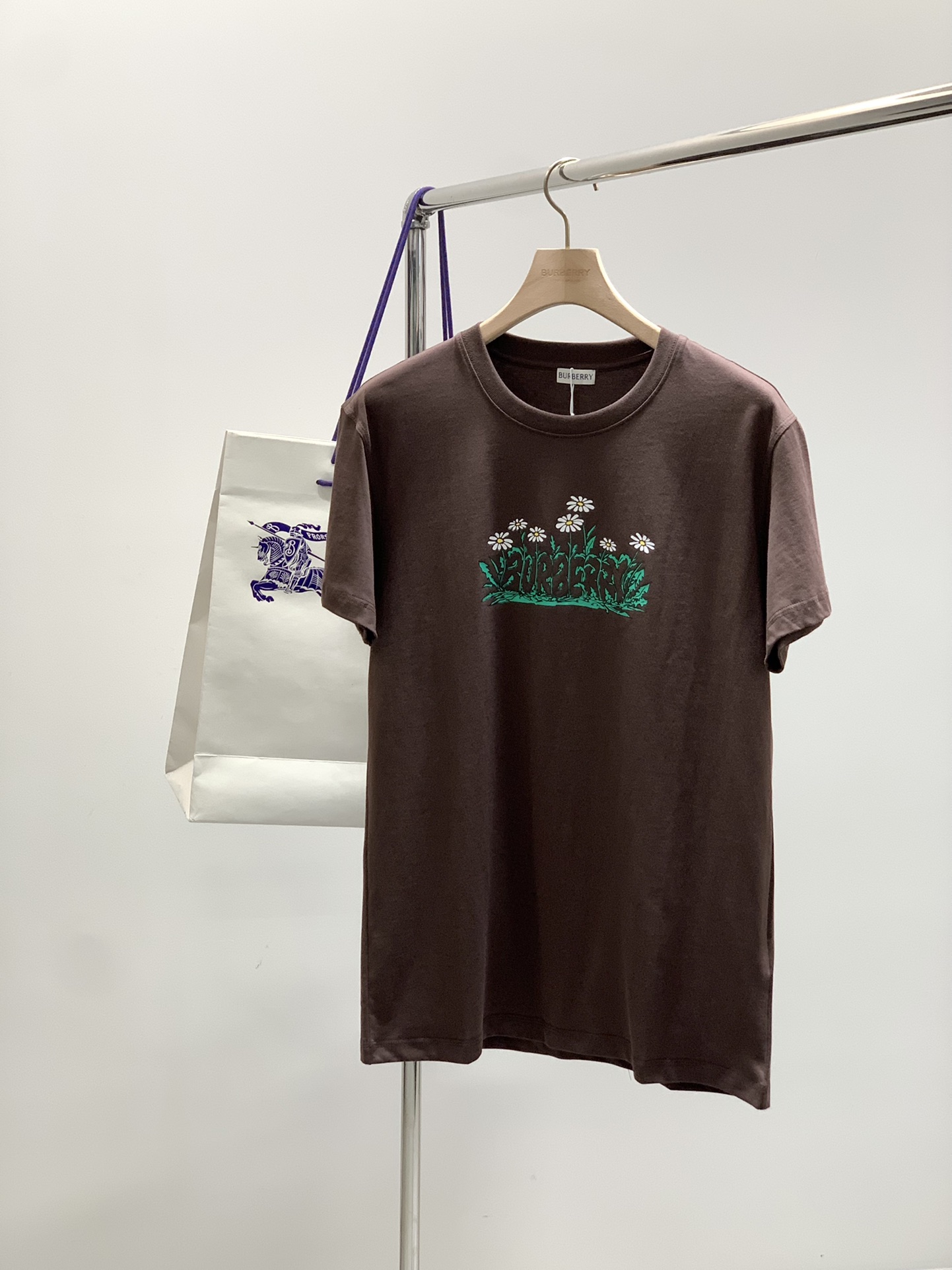 ，Burberry 巴宝莉，2025夏季最新品，专柜同步有售，原单狠货，时尚休闲圆领短袖T恤，进口原版面