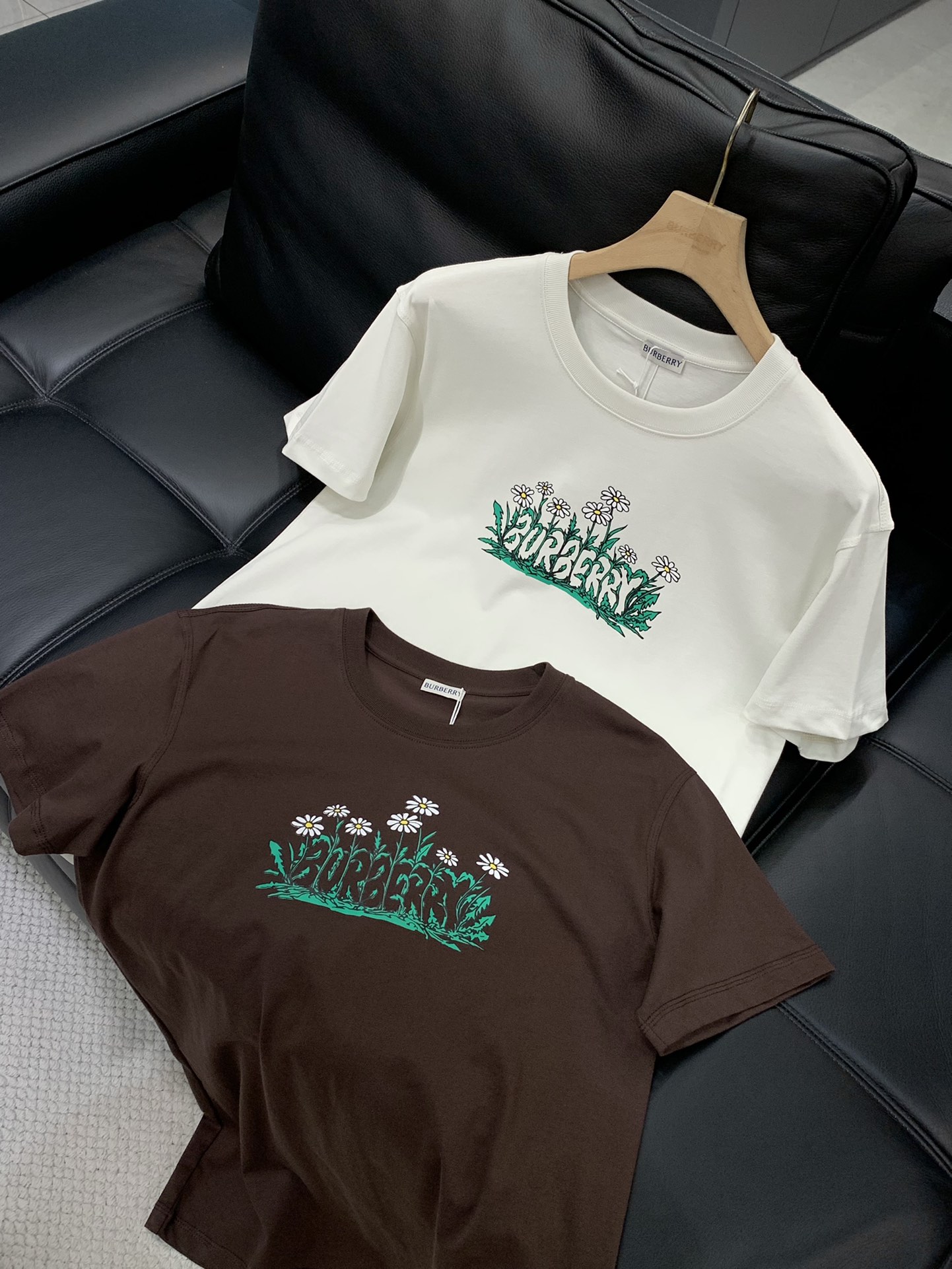 ，Burberry 巴宝莉，2025夏季最新品，专柜同步有售，原单狠货，时尚休闲圆领短袖T恤，进口原版面