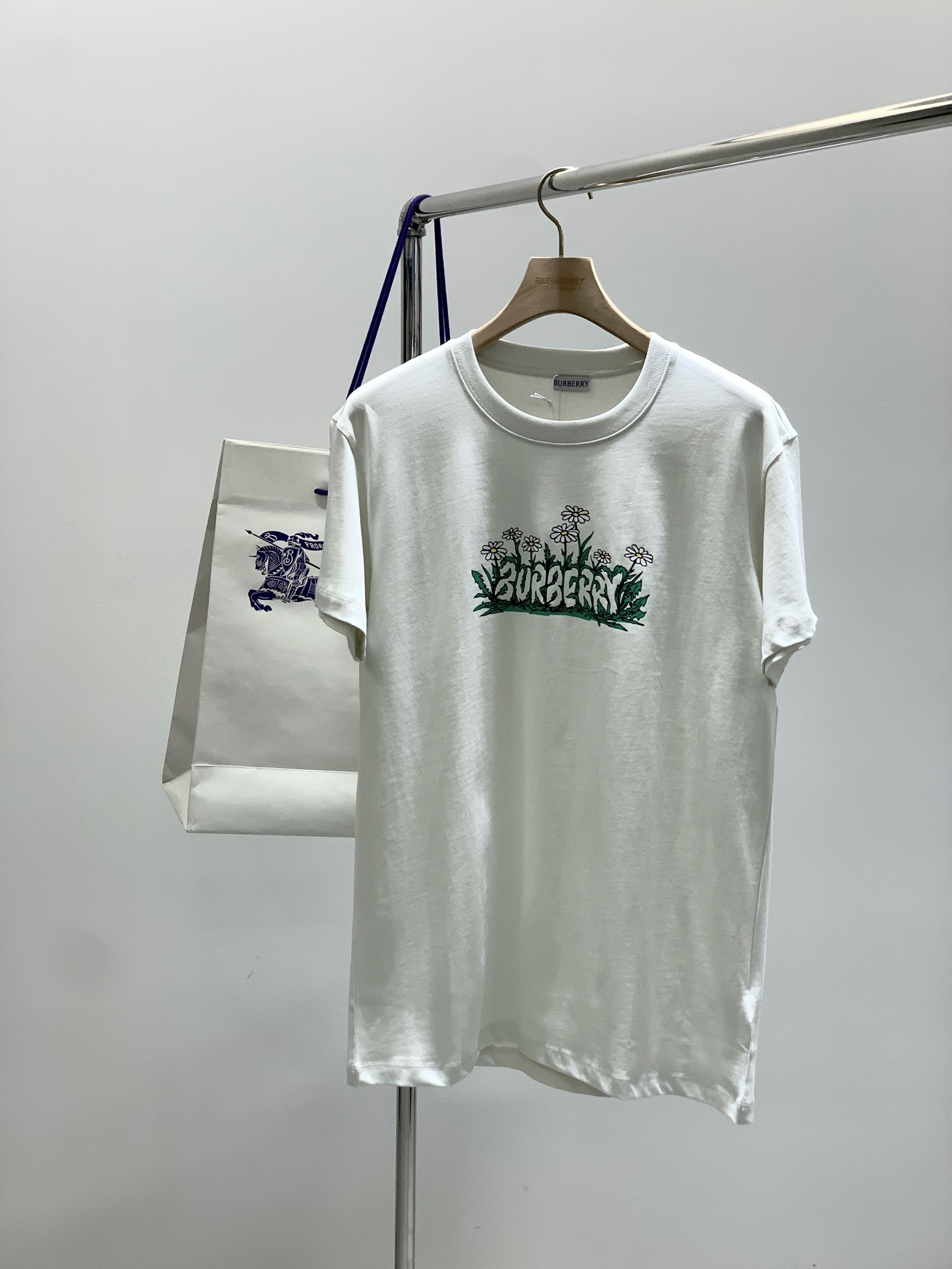 ，Burberry 巴宝莉，2025夏季最新品，专柜同步有售，原单狠货，时尚休闲圆领短袖T恤，进口原版面