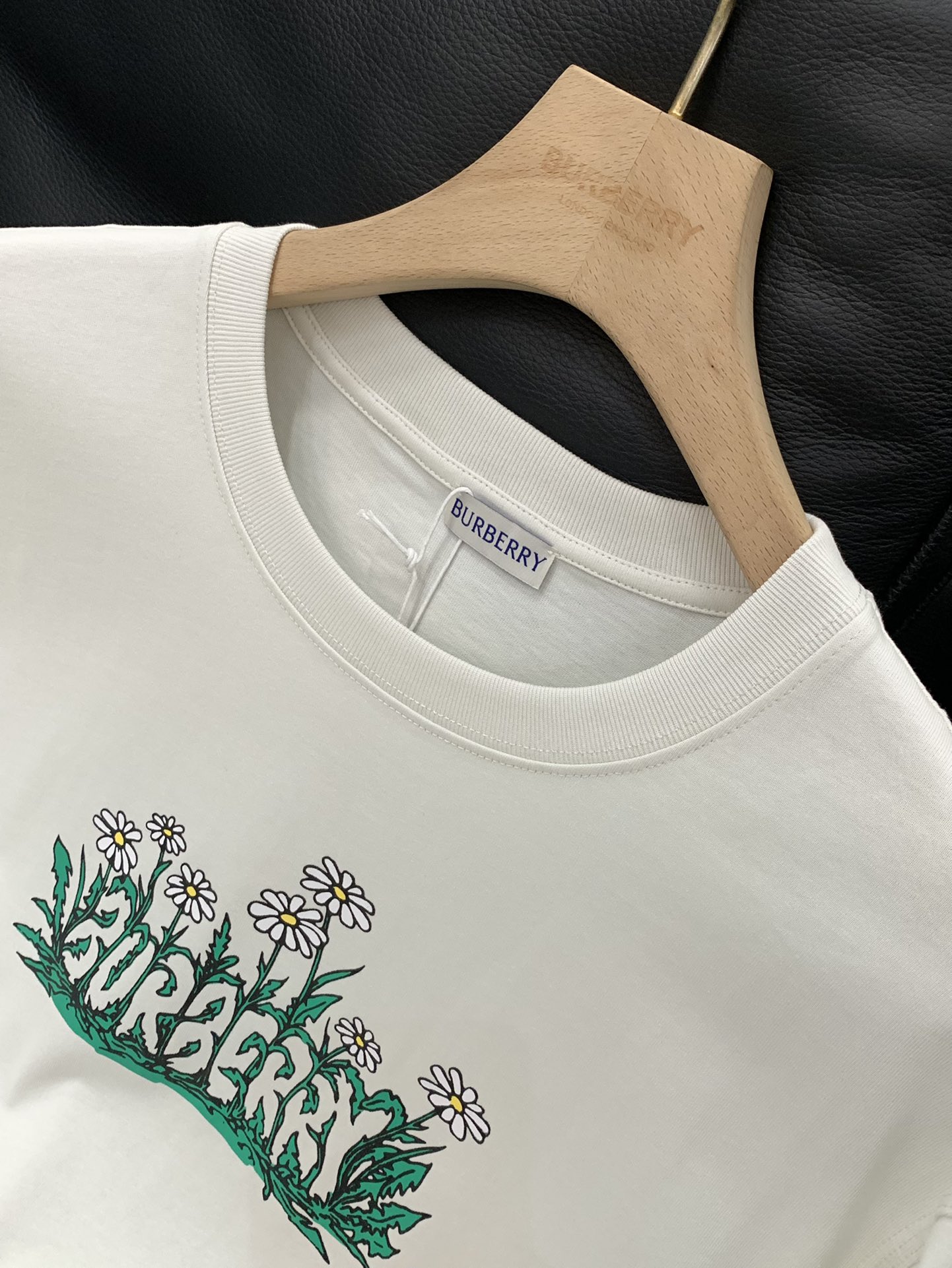 ，Burberry 巴宝莉，2025夏季最新品，专柜同步有售，原单狠货，时尚休闲圆领短袖T恤，进口原版面