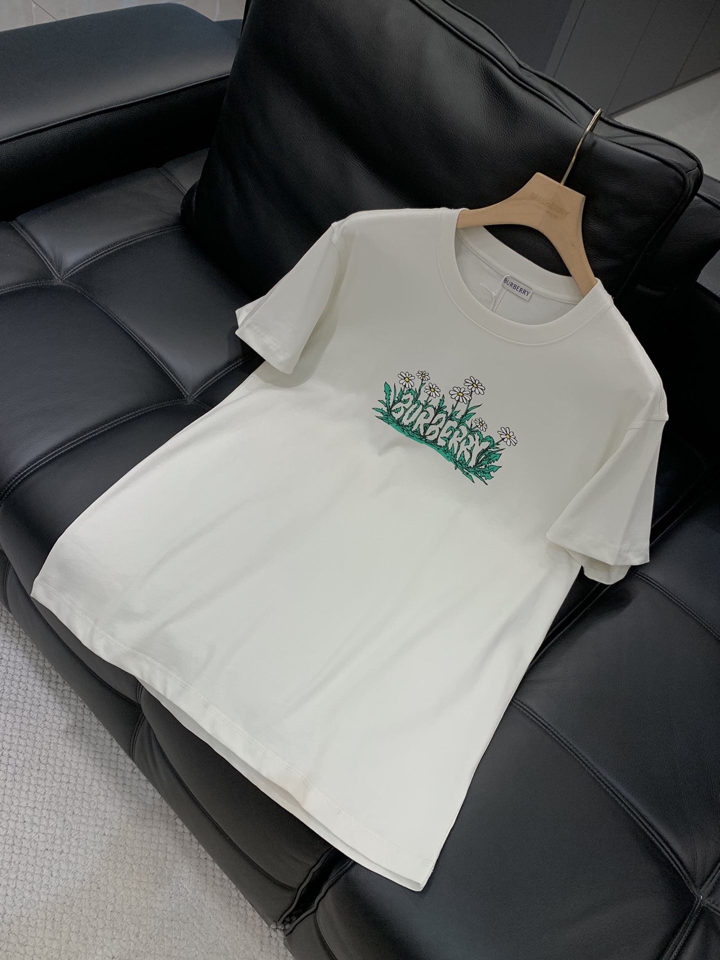 ，Burberry 巴宝莉，2025夏季最新品，专柜同步有售，原单狠货，时尚休闲圆领短袖T恤，进口原版面