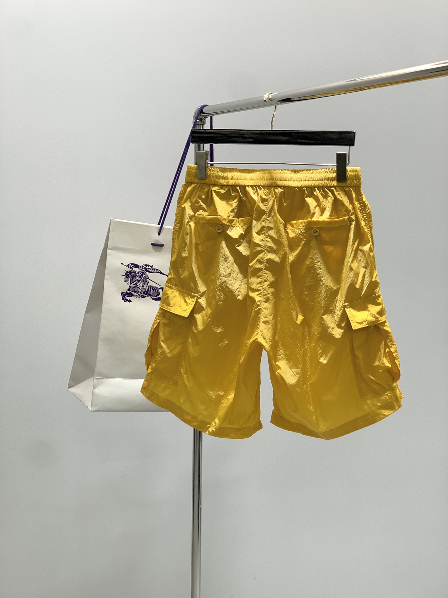 ，Burberry 巴宝莉，2025夏季最新品，专柜同步有售，原单狠货，时尚休闲短裤，进口原版面料，上身
