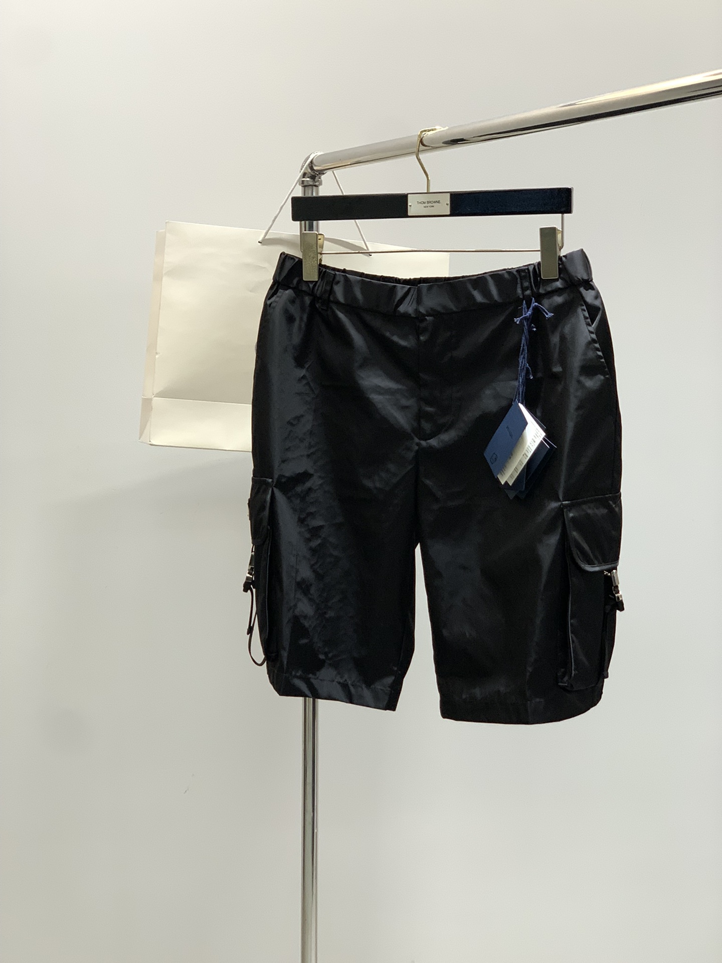 NO:446892,Clothes, shorts, PRADA Prada, the latest summer products, special counters are available at the same time, fashionable and casual suits, imported original fabrics, extremely complex workmanship, the only channel to be used as a purchasing agent, top-level printing craft letter pattern logo, original hardware and auxiliary decoration, extremely high grade, comfortable and versatile, handsome and stylish upper body, S-XL SizeSMLXL Clothes length 63656769 Bust 122126130134 Shoulder width 54.55657.559 Sleeve length 23242526,,prada,prada, shorts,alexander wang19860909衣服,短裤,PRADA 普拉达,夏季最新品,专柜同步有售,时尚休闲套装,进口原版面料,做工极为复杂,唯一可以做代购级别的渠道狠货,顶级印花工艺字母图案logo,原版五金辅料装饰,档次极高,舒适百搭,上身帅气有型,码数S-XL SizeSMLXL 衣长63656769 胸围122126130134 肩宽54.55657.559 袖长23242526,,prada,prada,shorts,alexander wang,Men's clothing