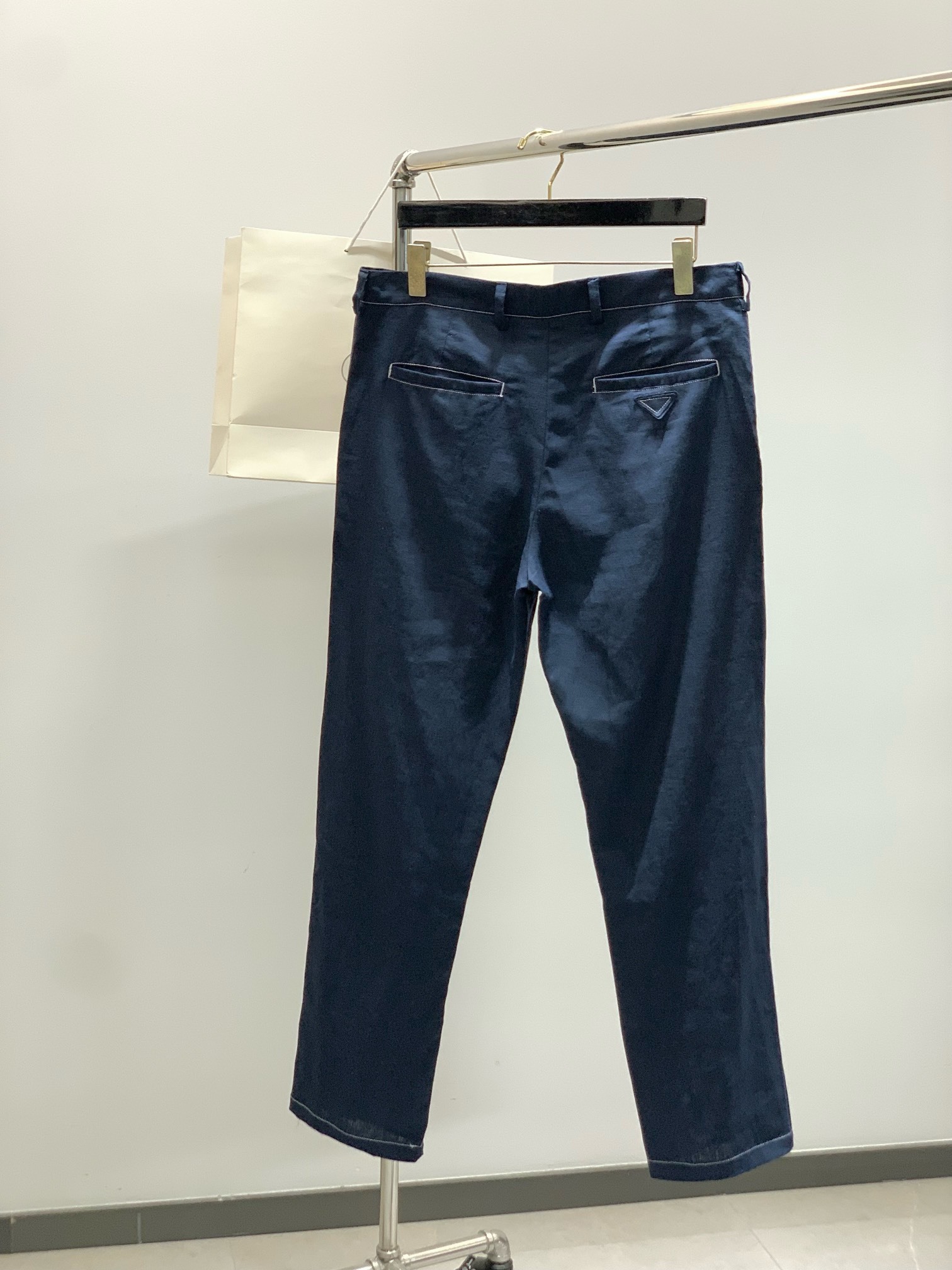 ,PRADA 普拉达,2025春季最新品,专柜同步有售,时尚休闲裤,进口原版面料,做工极为复杂,唯一可以