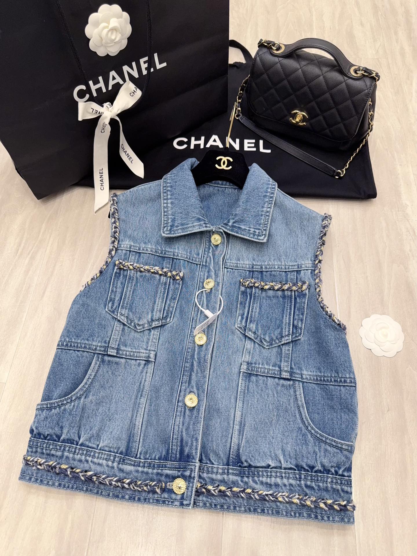 NO:444401,A very worthwhile 25A handicraft workshop series!  Heavy industry purely hand-tied edges, the details are well made. Customized lion head buttons are very exquisite!  !  Needless to say, the practical wearability of denim vests all year round~ It is also a good player in layering and shaping levels!  The big body is also outlined with bright lines on the edges, and the skeleton is clearly outlined~ I really like the bronze buttons on the placket, which are old and retro, high-end and fashionable!  ,alexander wang19860909非常值得入手的25A手工坊系列！ 重工纯手工捆边,细节位做得很好 定制狮子头纽扣,很精致！！ 牛仔马甲在一年四季的实穿性不用多说~ 也是叠穿塑造层次的一把好手！ 大身还用了捆边明线勾勒,骨架轮廓分明~ 很喜欢门襟的古铜色纽扣,做旧复古感 高级又时髦！,,alexander wang,Women's clothing