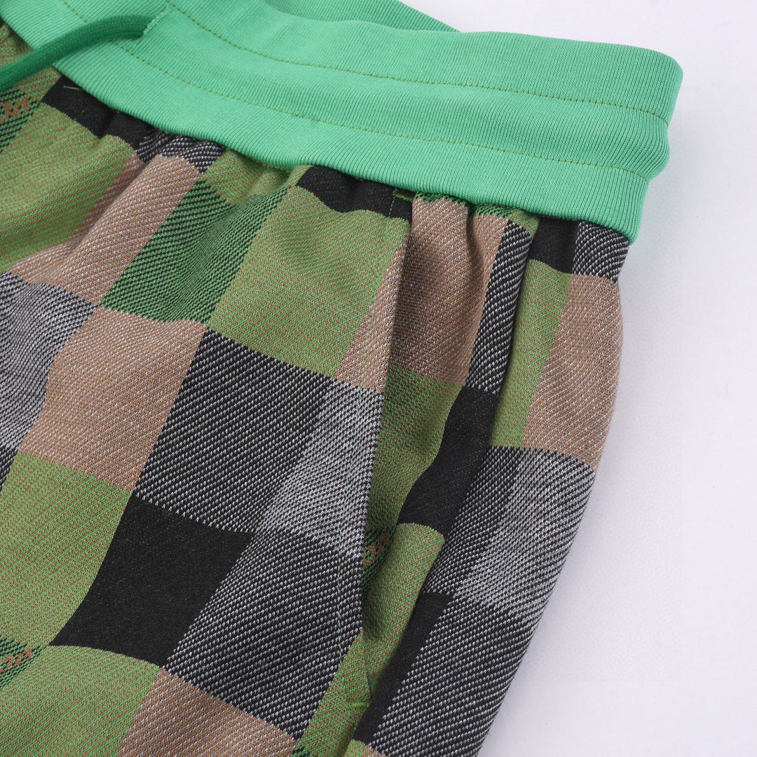 路易威登/Louis Vuitton 夏季新款 经典棋盘格休闲短裤 咖色/绿色-莆田鞋,莆田鞋货源,高仿鞋,高仿鞋货源,安福档口,莆田高仿鞋,莆田鞋批发,高仿鞋批发,莆田高仿运动鞋,高仿运动鞋,莆田运动鞋 路易威登/Louis Vuitton 夏季新款 经典棋盘格休闲短裤 咖色/绿色