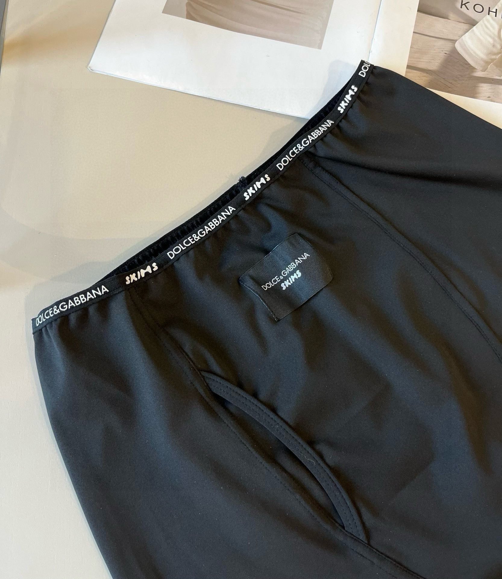  🆕
D&G杜嘉班纳新款织带比基尼分体泳衣套装 黑色白色ＳＭＬ
