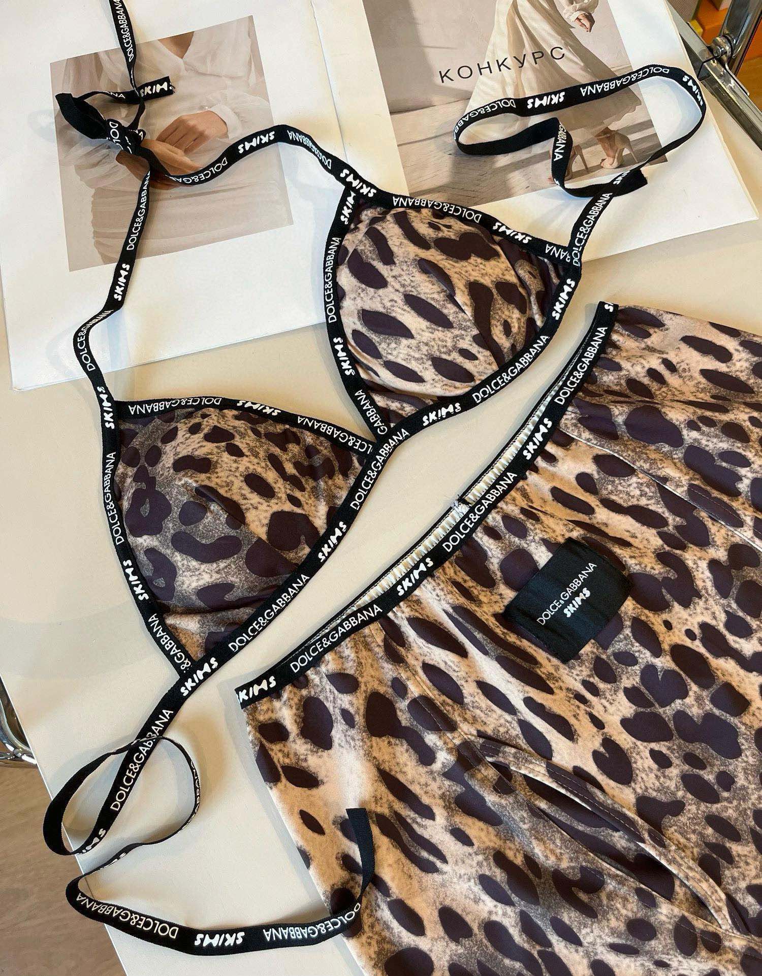  🆕
D&G杜嘉班纳新款织带比基尼分体泳衣套装 黑色白色ＳＭＬ