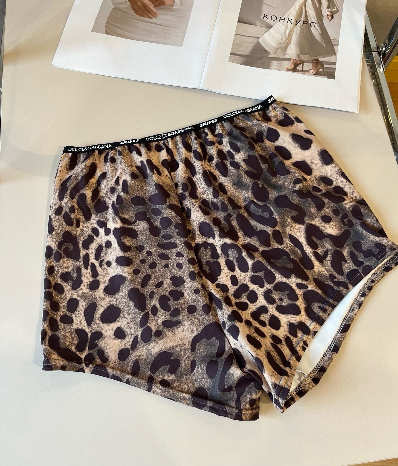  🆕
D&G杜嘉班纳新款织带比基尼分体泳衣套装 黑色白色ＳＭＬ