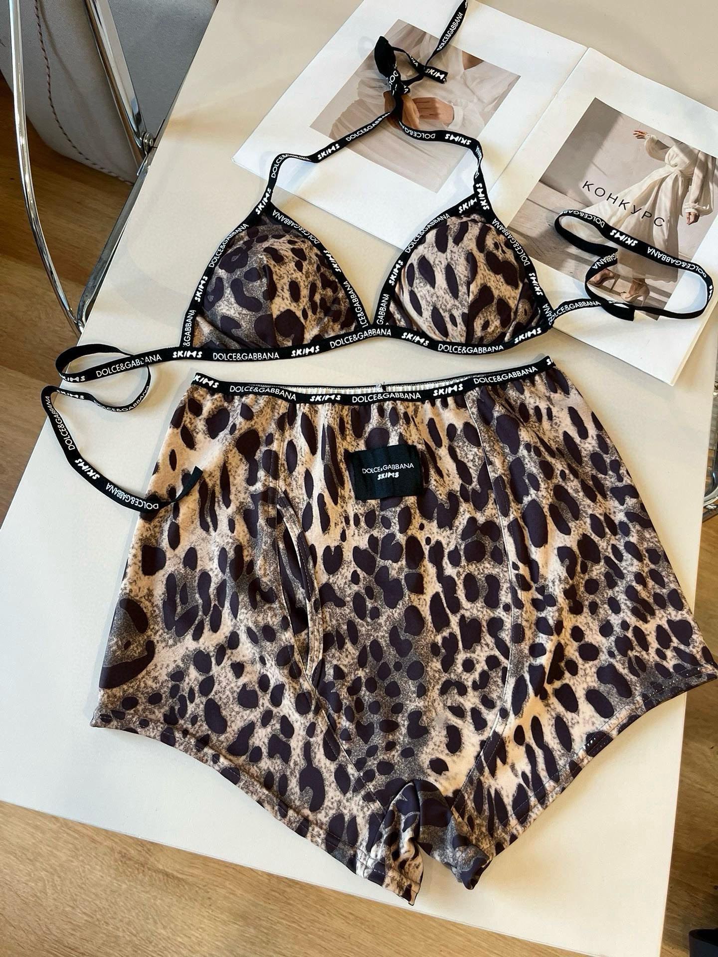  🆕
D&G杜嘉班纳新款织带比基尼分体泳衣套装 黑色白色ＳＭＬ