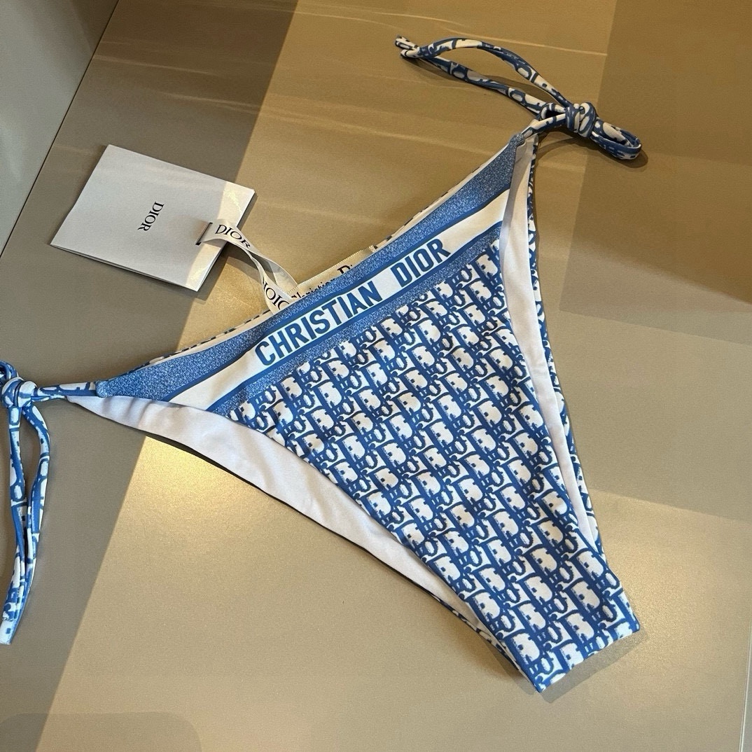  🆕
Dior迪奥经典比基尼👙❤️😍🥰适合多种场景的游泳衣🏊‍♀️海边 游泳池 温泉 水上乐园 漂流都可