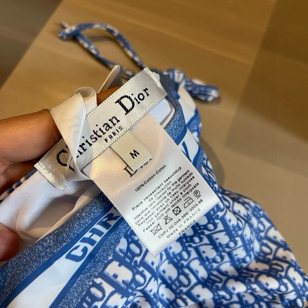  🆕
Dior迪奥经典比基尼👙❤️😍🥰适合多种场景的游泳衣🏊‍♀️海边 游泳池 温泉 水上乐园 漂流都可
