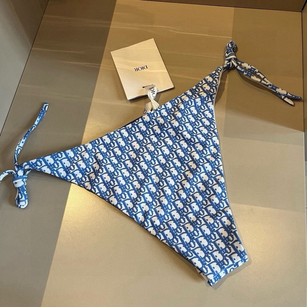  🆕
Dior迪奥经典比基尼👙❤️😍🥰适合多种场景的游泳衣🏊‍♀️海边 游泳池 温泉 水上乐园 漂流都可