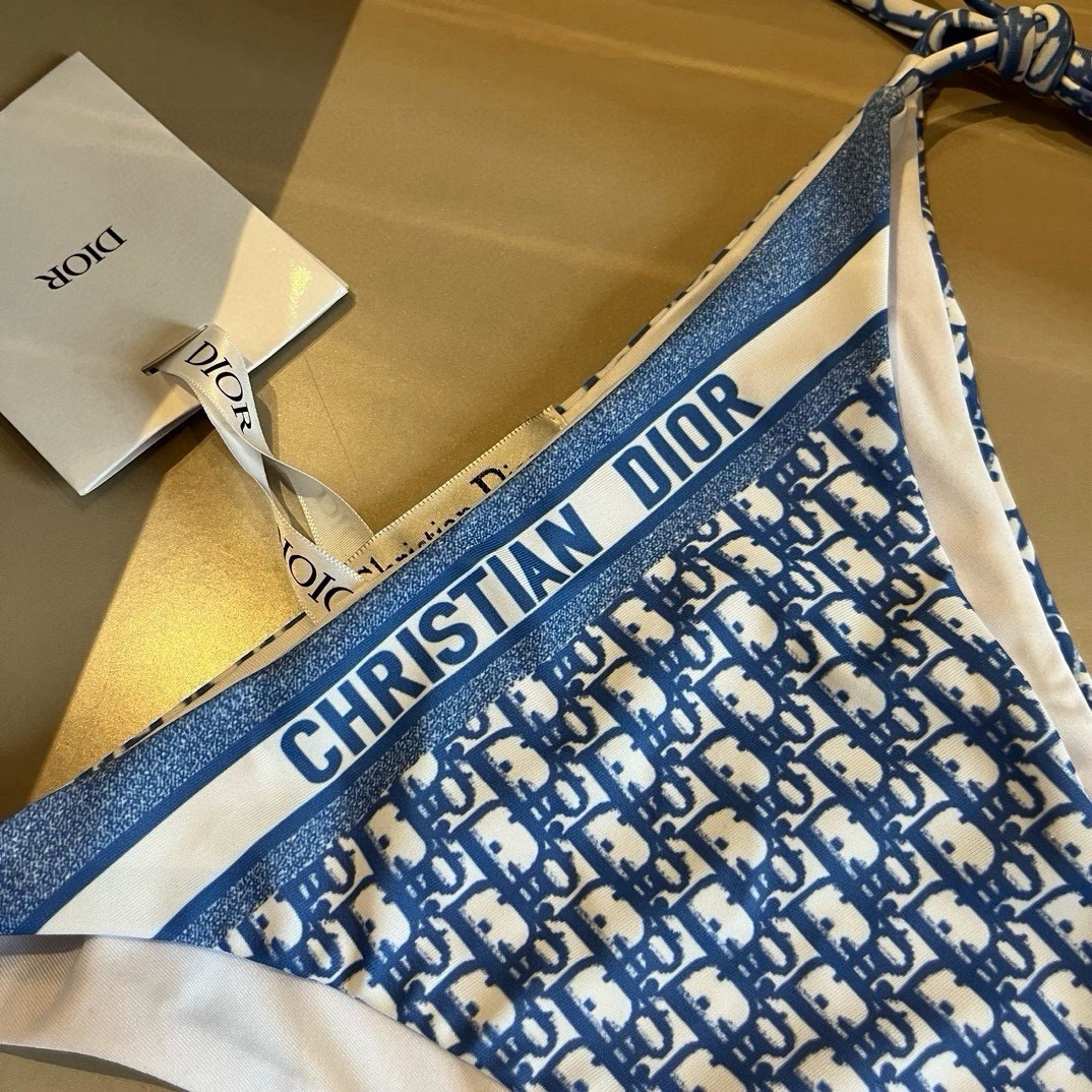  🆕
Dior迪奥经典比基尼👙❤️😍🥰适合多种场景的游泳衣🏊‍♀️海边 游泳池 温泉 水上乐园 漂流都可