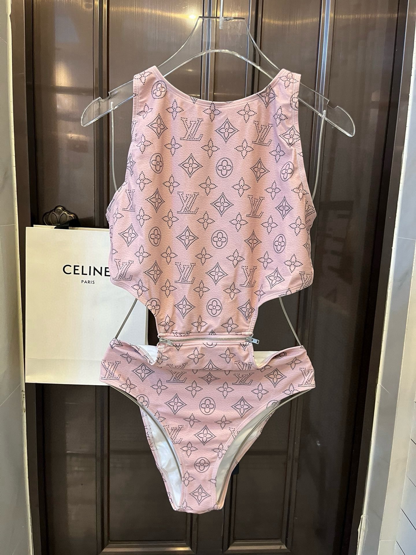 。
Lv连体泳衣 😍🥰适合多种场景的游泳衣🏊‍♀️海边 游泳池 温泉 水上乐园 漂流都可以😌内搭也完全可