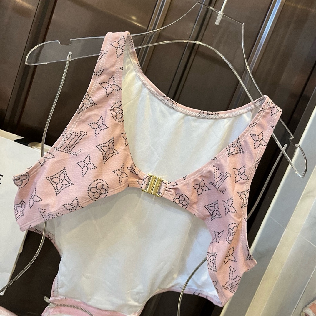 。
Lv连体泳衣 😍🥰适合多种场景的游泳衣🏊‍♀️海边 游泳池 温泉 水上乐园 漂流都可以😌内搭也完全可