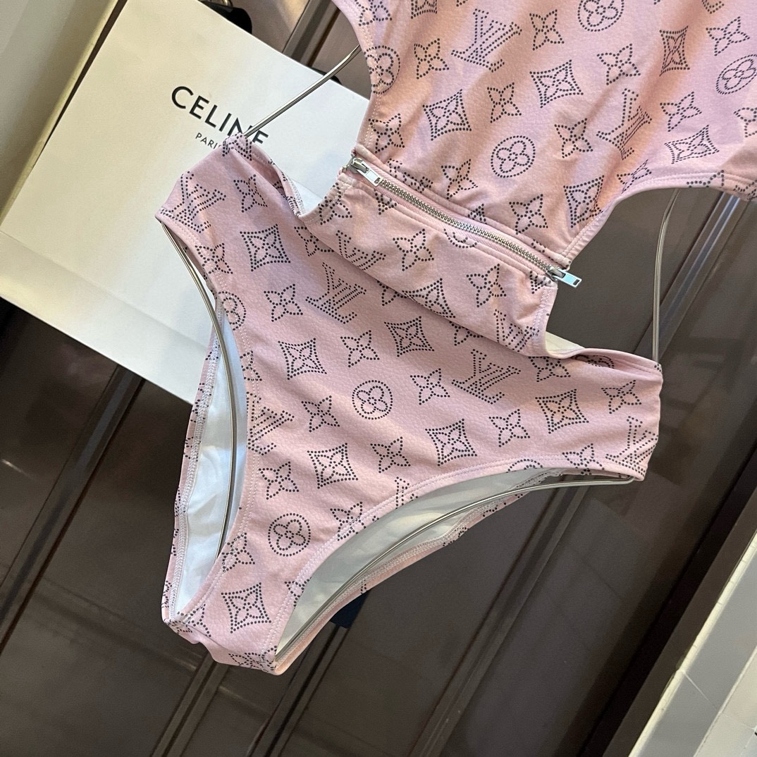 。
Lv连体泳衣 😍🥰适合多种场景的游泳衣🏊‍♀️海边 游泳池 温泉 水上乐园 漂流都可以😌内搭也完全可