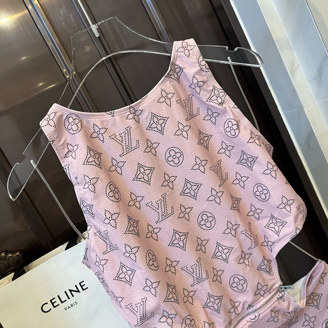 。
Lv连体泳衣 😍🥰适合多种场景的游泳衣🏊‍♀️海边 游泳池 温泉 水上乐园 漂流都可以😌内搭也完全可