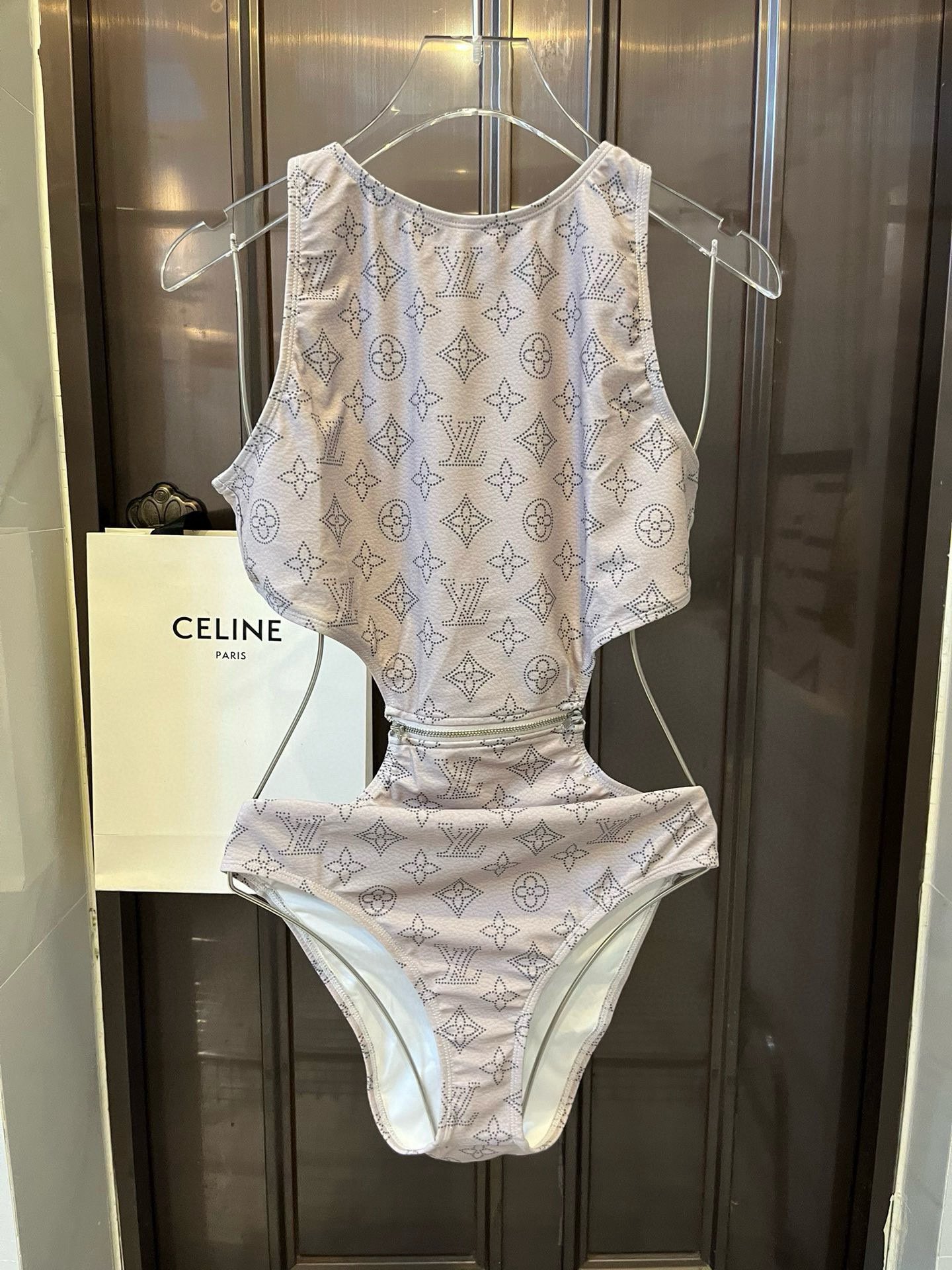 。
Lv连体泳衣 😍🥰适合多种场景的游泳衣🏊‍♀️海边 游泳池 温泉 水上乐园 漂流都可以😌内搭也完全可