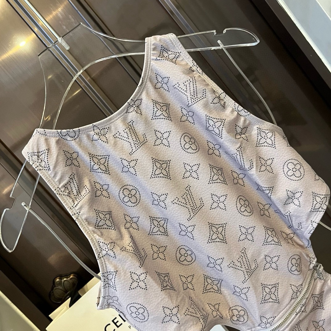 。
Lv连体泳衣 😍🥰适合多种场景的游泳衣🏊‍♀️海边 游泳池 温泉 水上乐园 漂流都可以😌内搭也完全可