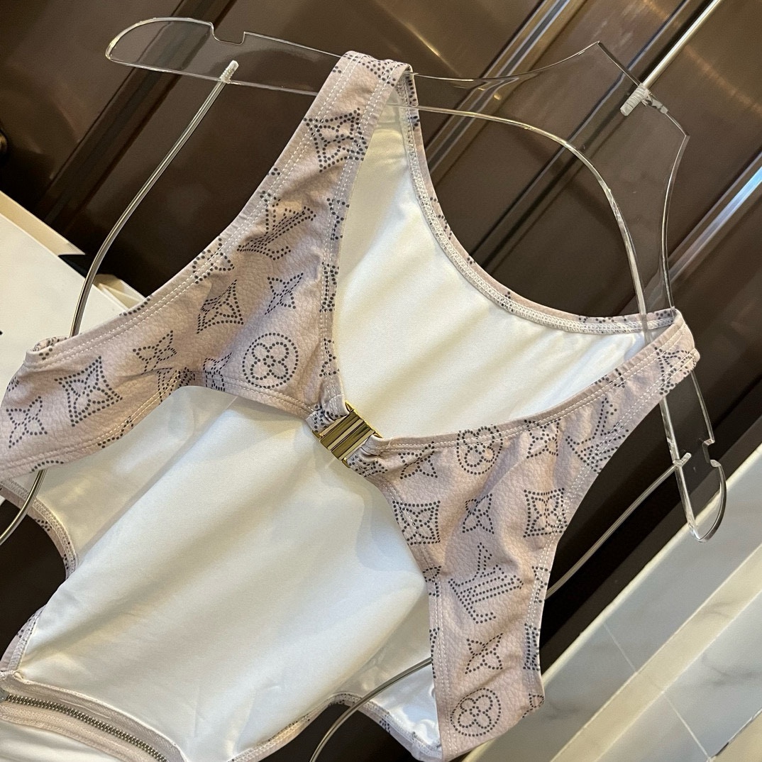。
Lv连体泳衣 😍🥰适合多种场景的游泳衣🏊‍♀️海边 游泳池 温泉 水上乐园 漂流都可以😌内搭也完全可