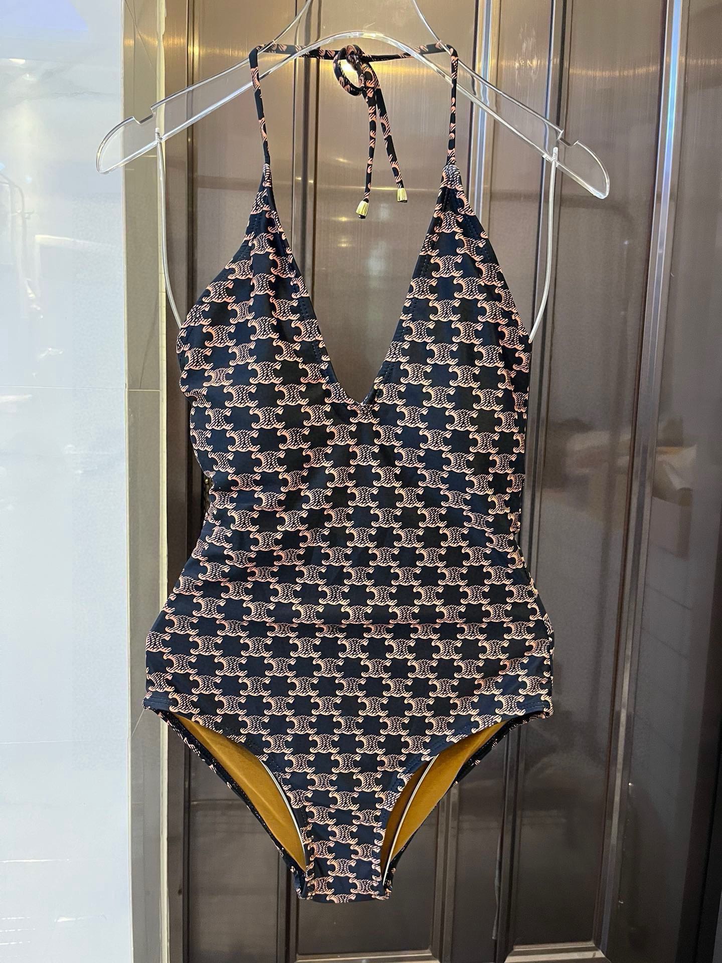  🆕
Celine赛琳新款连体泳衣😍🥰适合多种场景的游泳衣🏊‍♀️海边 游泳池 温泉 水上乐园 漂流都可