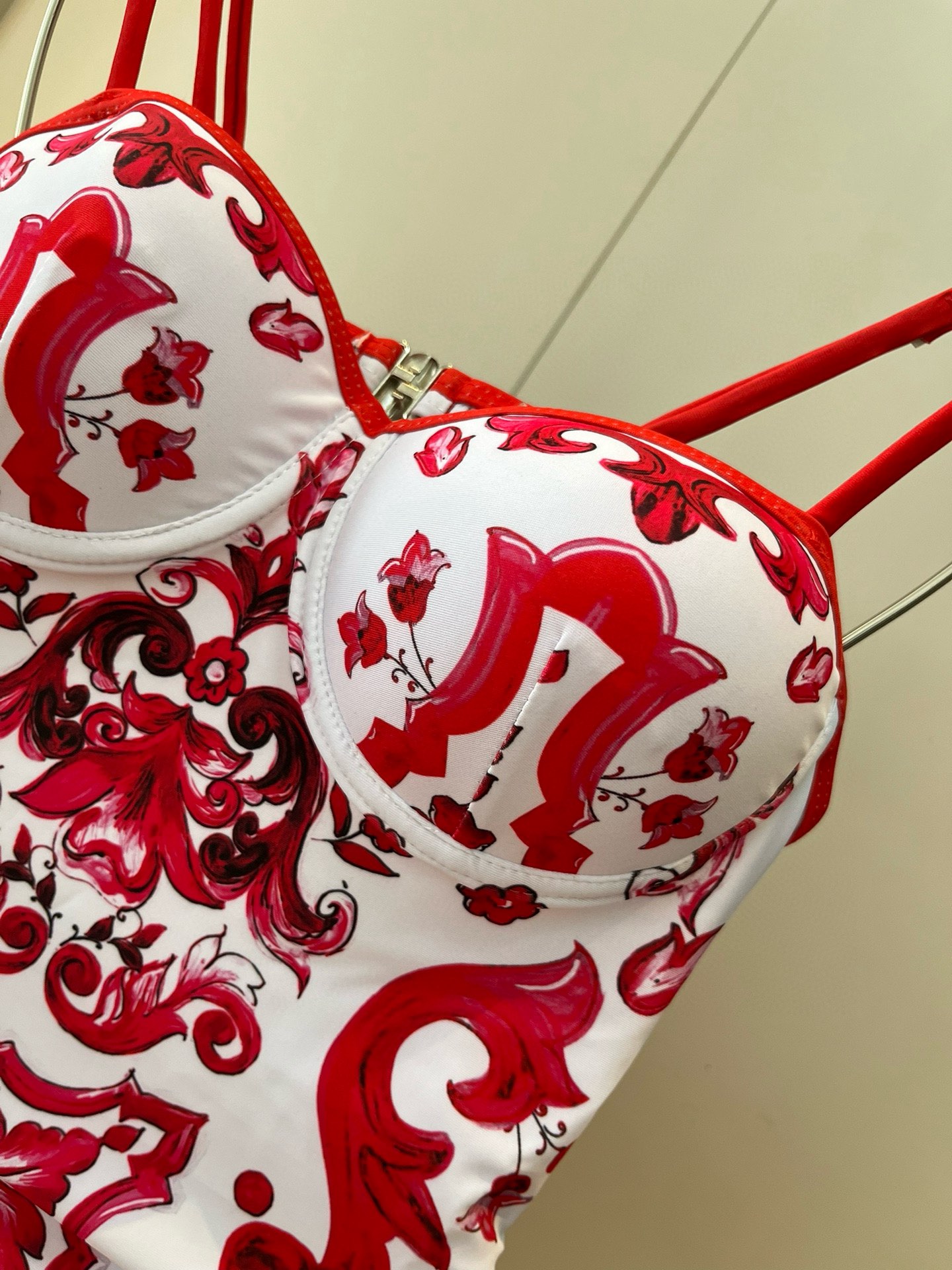  🆕
D&G连体带钢圈泳衣👙❤️😍🥰适合多种场景的游泳衣🏊‍♀️海边 游泳池 温泉 水上乐园 漂流都可以