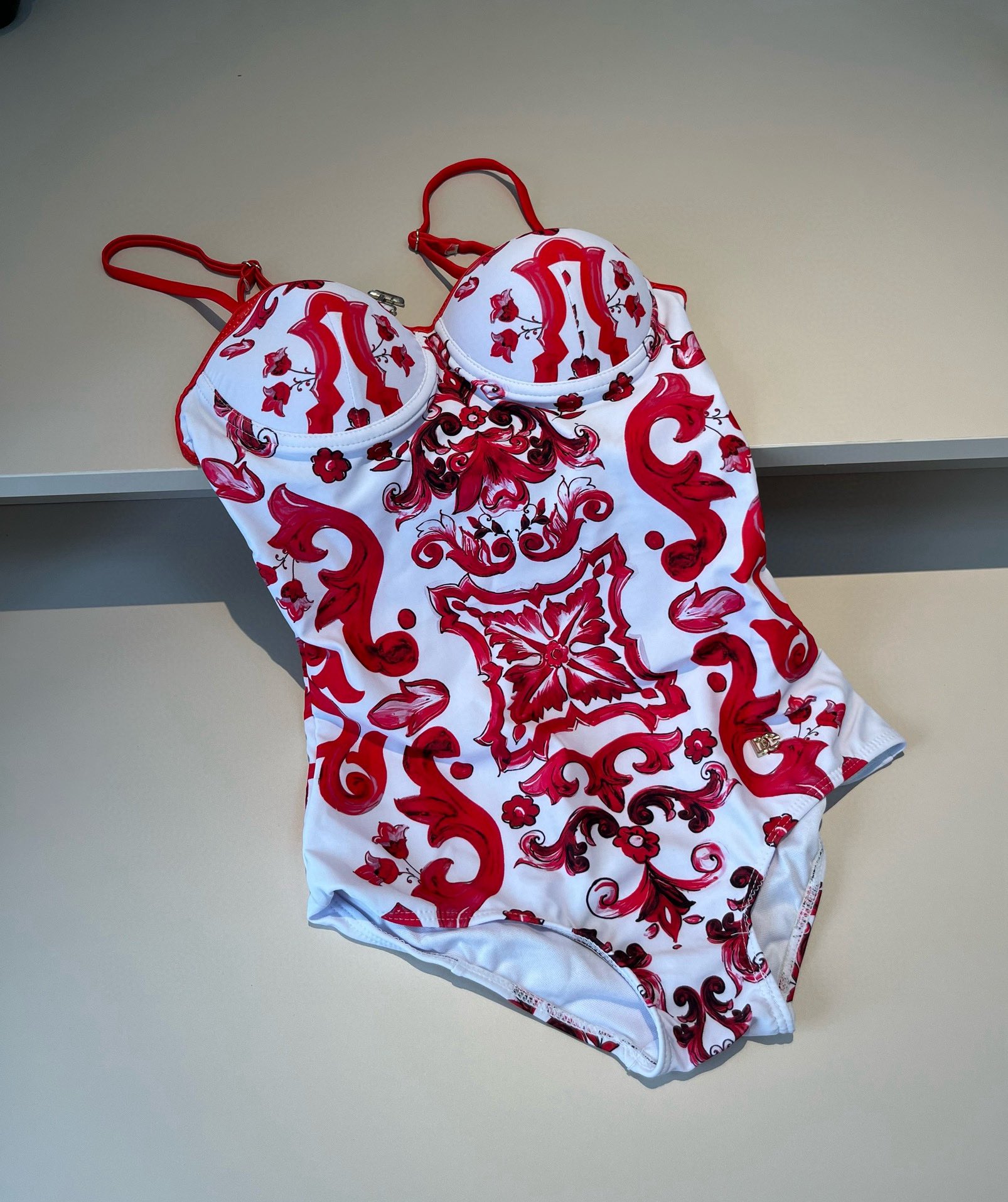  🆕
D&G连体带钢圈泳衣👙❤️😍🥰适合多种场景的游泳衣🏊‍♀️海边 游泳池 温泉 水上乐园 漂流都可以