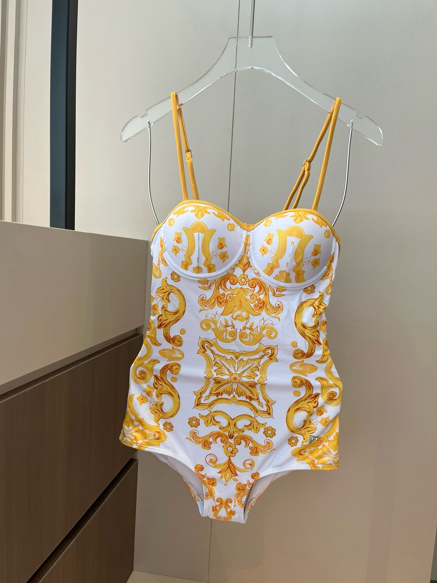  🆕
D&G连体带钢圈泳衣👙❤️😍🥰适合多种场景的游泳衣🏊‍♀️海边 游泳池 温泉 水上乐园 漂流都可以