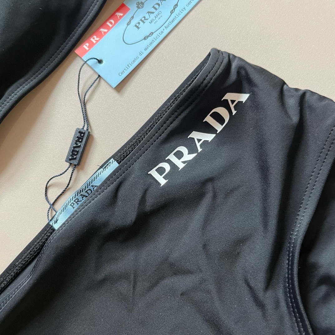 🆕
PRADA普拉达新款连体泳衣  ，小心机设计，😍🥰适合多种场景的游泳衣🏊‍♀️海边 游泳池 温泉 