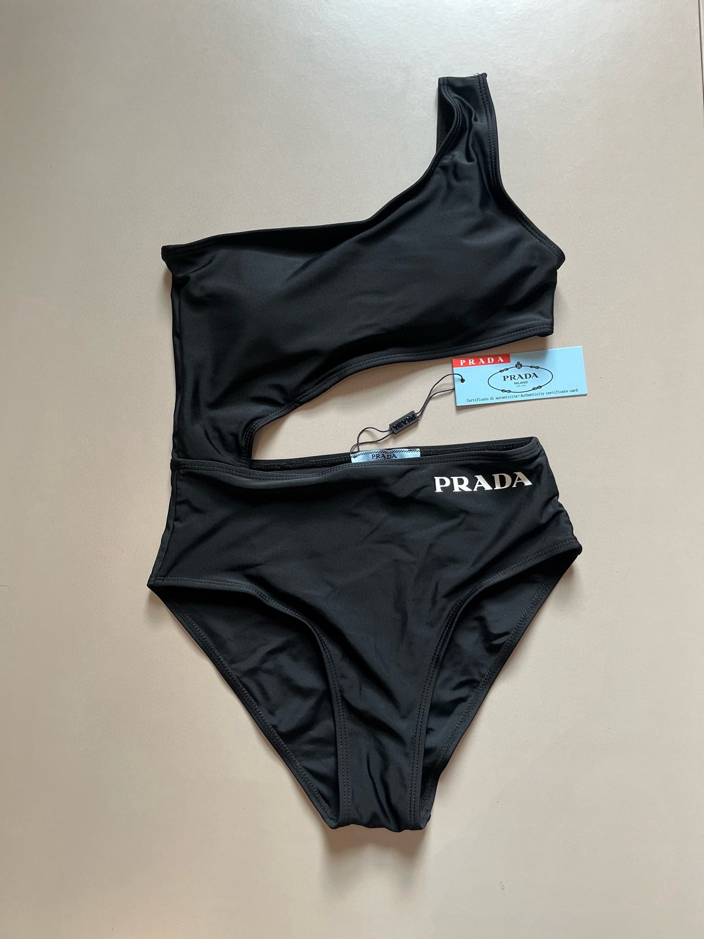  🆕
PRADA普拉达新款连体泳衣  ，小心机设计，😍🥰适合多种场景的游泳衣🏊‍♀️海边 游泳池 温泉 