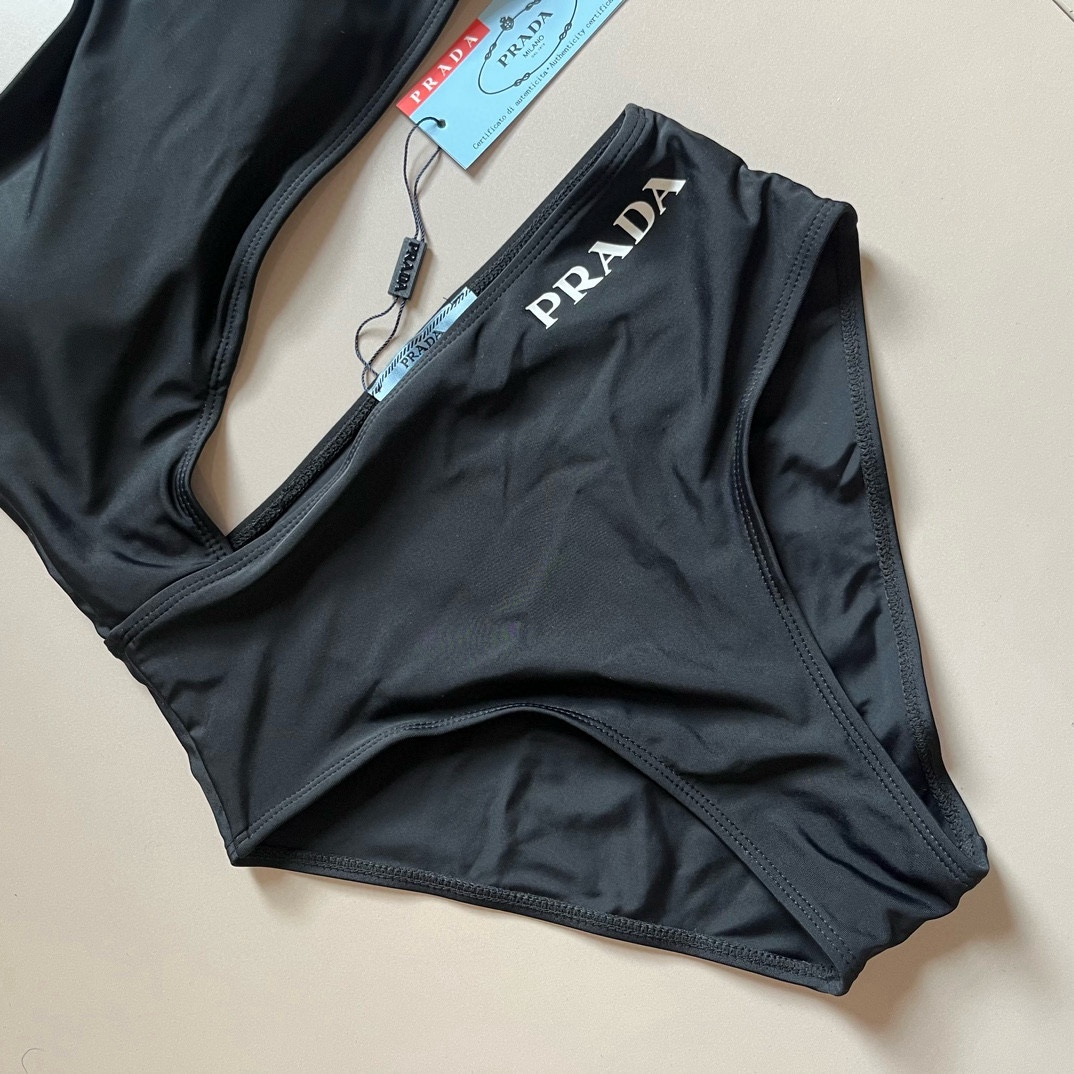  🆕
PRADA普拉达新款连体泳衣  ，小心机设计，😍🥰适合多种场景的游泳衣🏊‍♀️海边 游泳池 温泉 