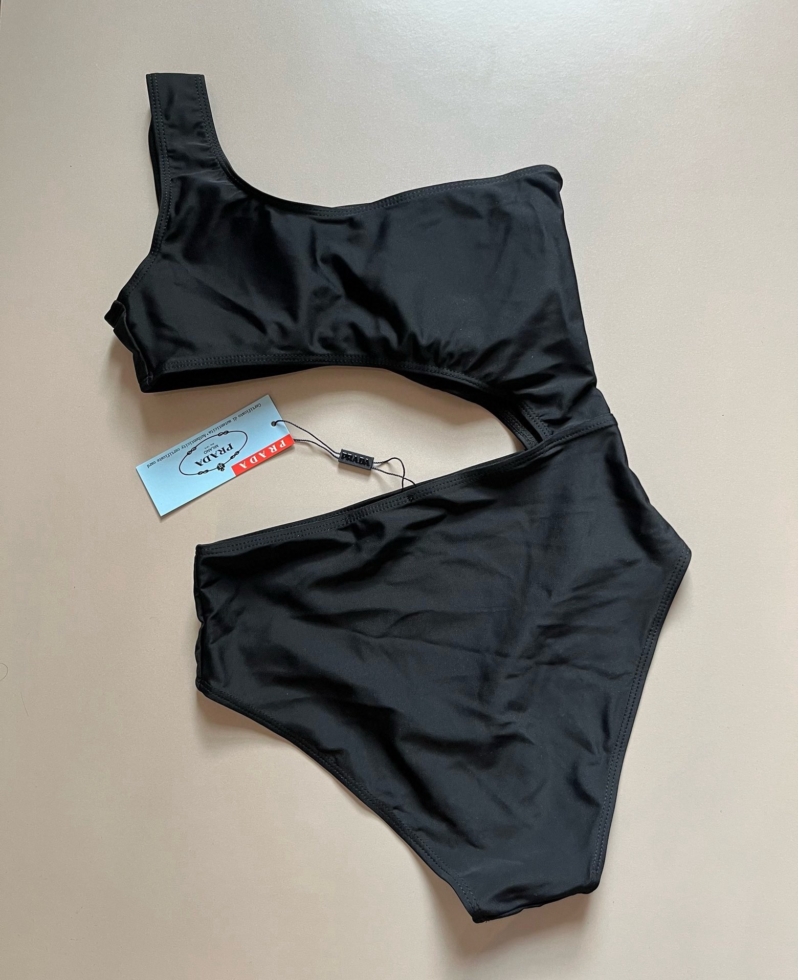  🆕
PRADA普拉达新款连体泳衣  ，小心机设计，😍🥰适合多种场景的游泳衣🏊‍♀️海边 游泳池 温泉 