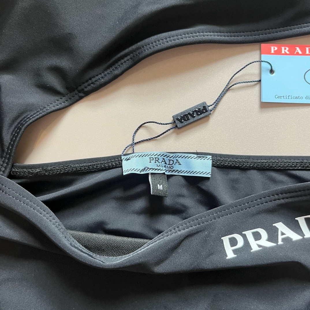  🆕
PRADA普拉达新款连体泳衣  ，小心机设计，😍🥰适合多种场景的游泳衣🏊‍♀️海边 游泳池 温泉 