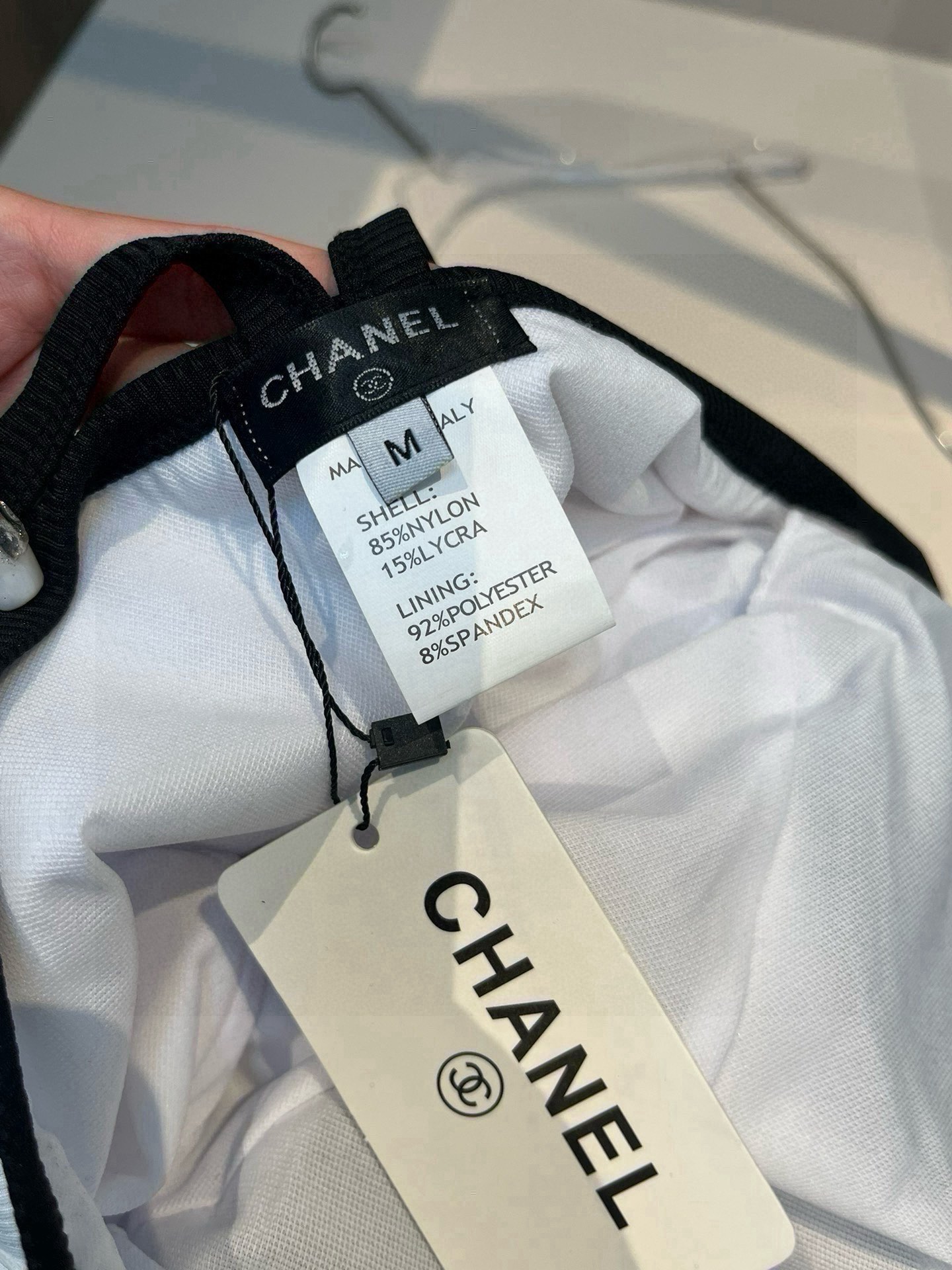 。
Chanel香奈儿新款连体泳衣  😍🥰适合多种场景的游泳衣🏊‍♀️海边 游泳池 温泉 水上乐园 漂流