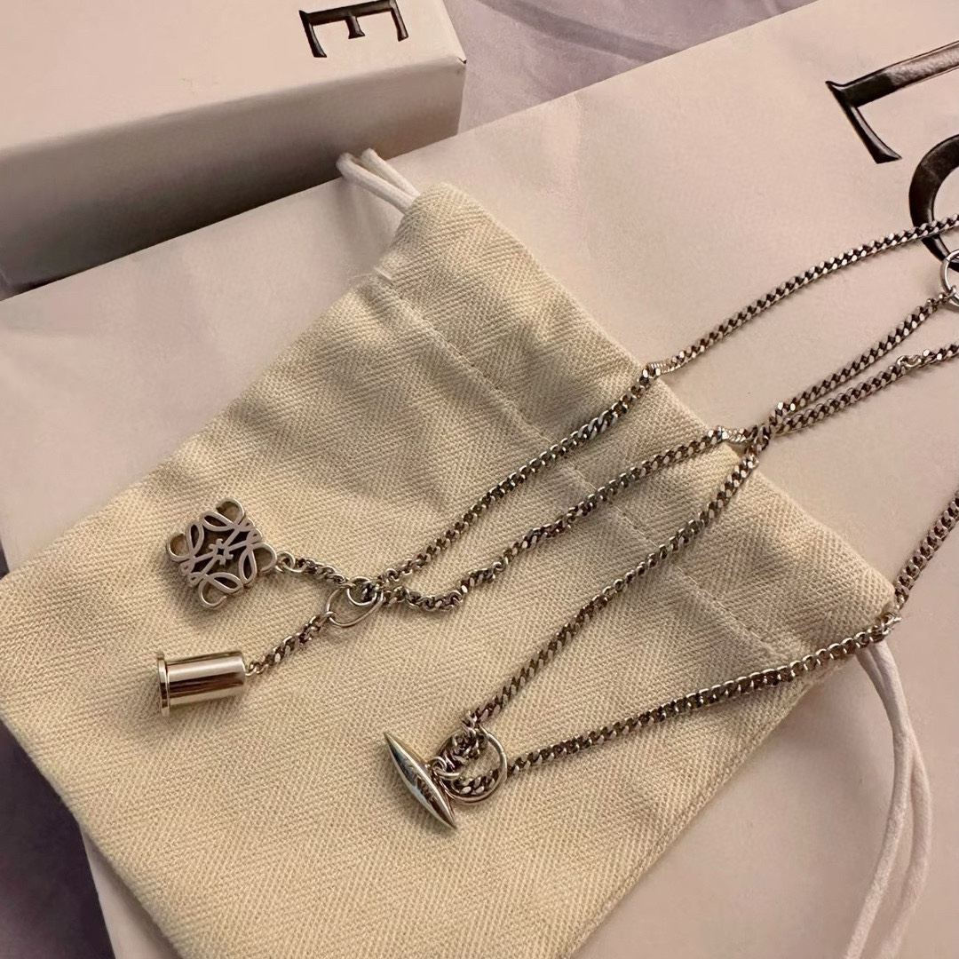 “Stunning Loewe Letter Necklace Design: Artistic, Delicate, Versatile for Men and Women” - 图片 4