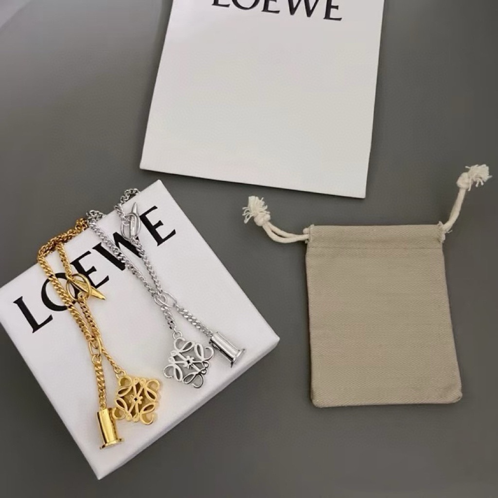 “Stunning Loewe Letter Necklace Design: Artistic, Delicate, Versatile for Men and Women” - 图片 3