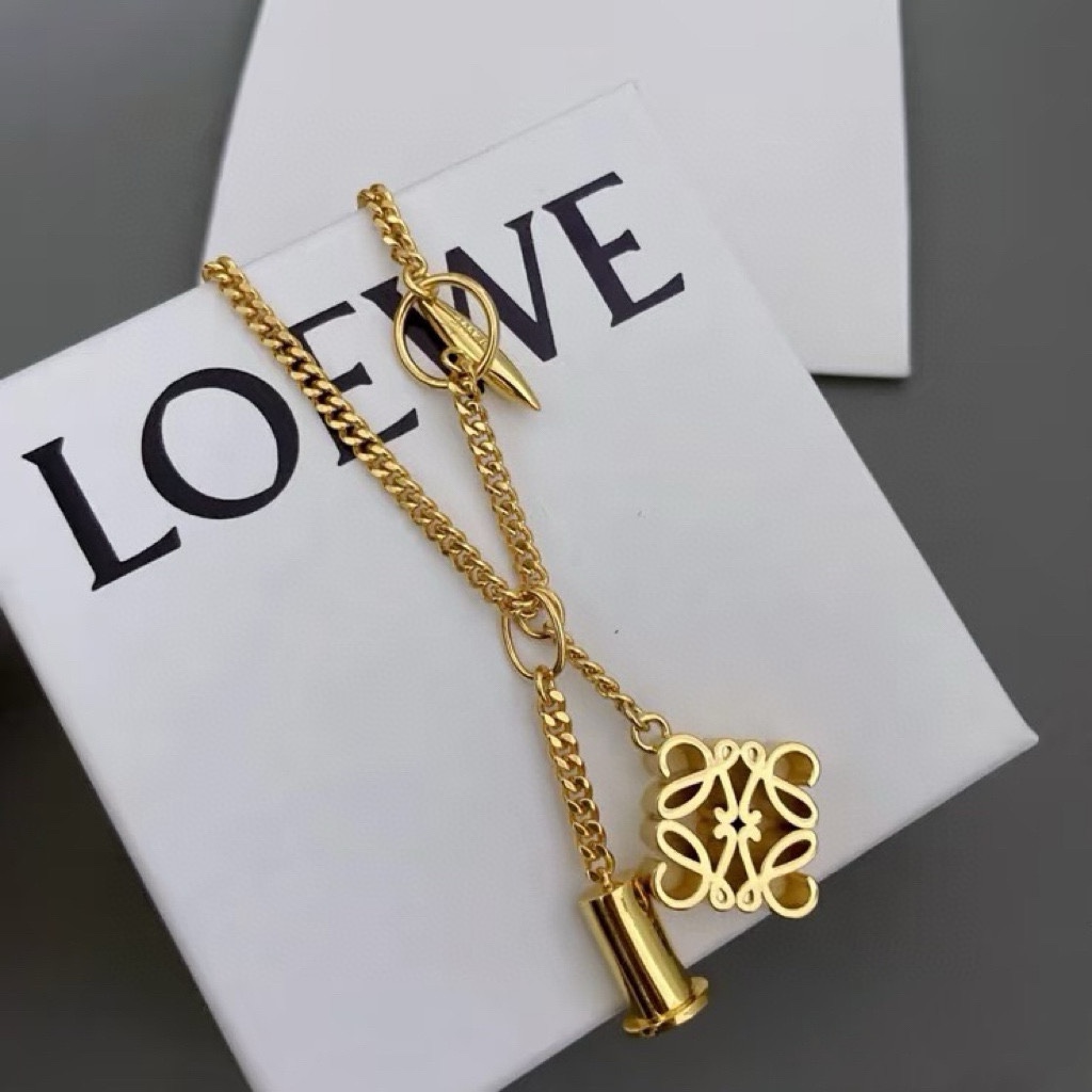 “Stunning Loewe Letter Necklace Design: Artistic, Delicate, Versatile for Men and Women” - 图片 2