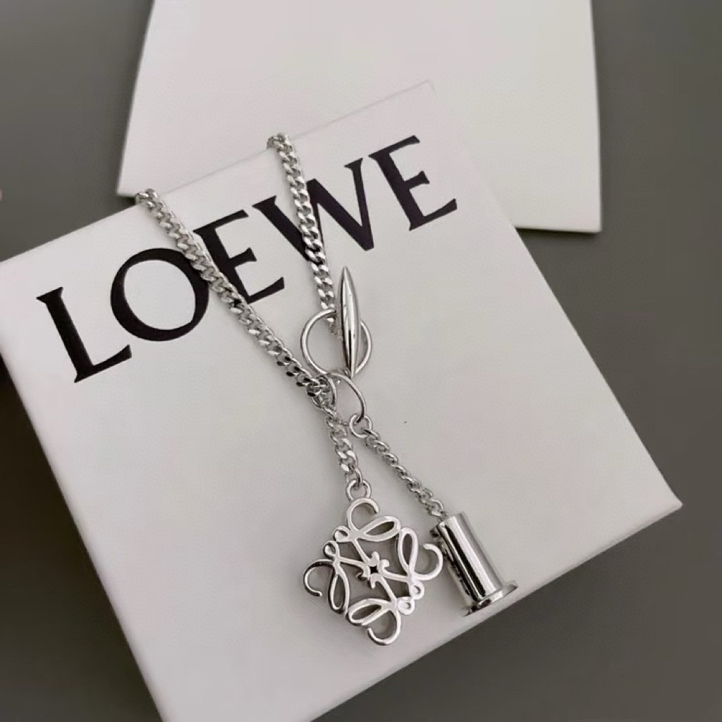 “Stunning Loewe Letter Necklace Design: Artistic, Delicate, Versatile for Men and Women” - 图片 5