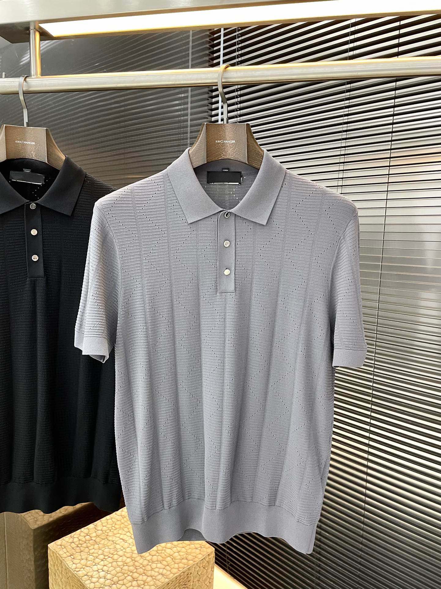 NO:446582,P PRADA- (Prada) latest POLO short sleeves, using the latest Yilit fabric, soft feel, soft and comfortable ingredients, classic design style, special customization, simple cutting method splicing, reflecting the extraordinary craftsmanship of workers, full of high-end and fashionable feeling!  The style is quite good and casual and versatile. Size M-3XL, prada, prada, T-shirt, alexander wang19860909P  PRADA-（普拉达）最新款POLO短袖,采用最新伊力特面料 手感柔软、成分柔软舒适 经典设计风格 特殊定制 简单的裁剪方式拼接,体现出工人不凡的工艺,高端时尚感十足！版型相当赞休闲百搭款.尺码 M-3XL,,prada,prada,T-shirt,alexander wang,Men's clothing