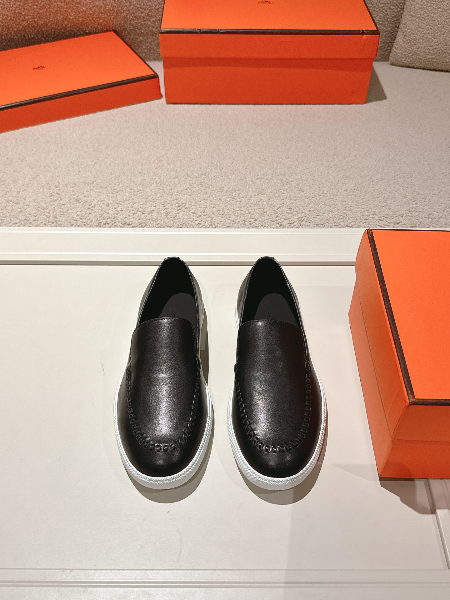 NO:348925,Real price will not be given any profit!  Hermes# Julian series loafers This Julian series calfskin and suede goatskin lace-free sneakers are decorated with the iconic 